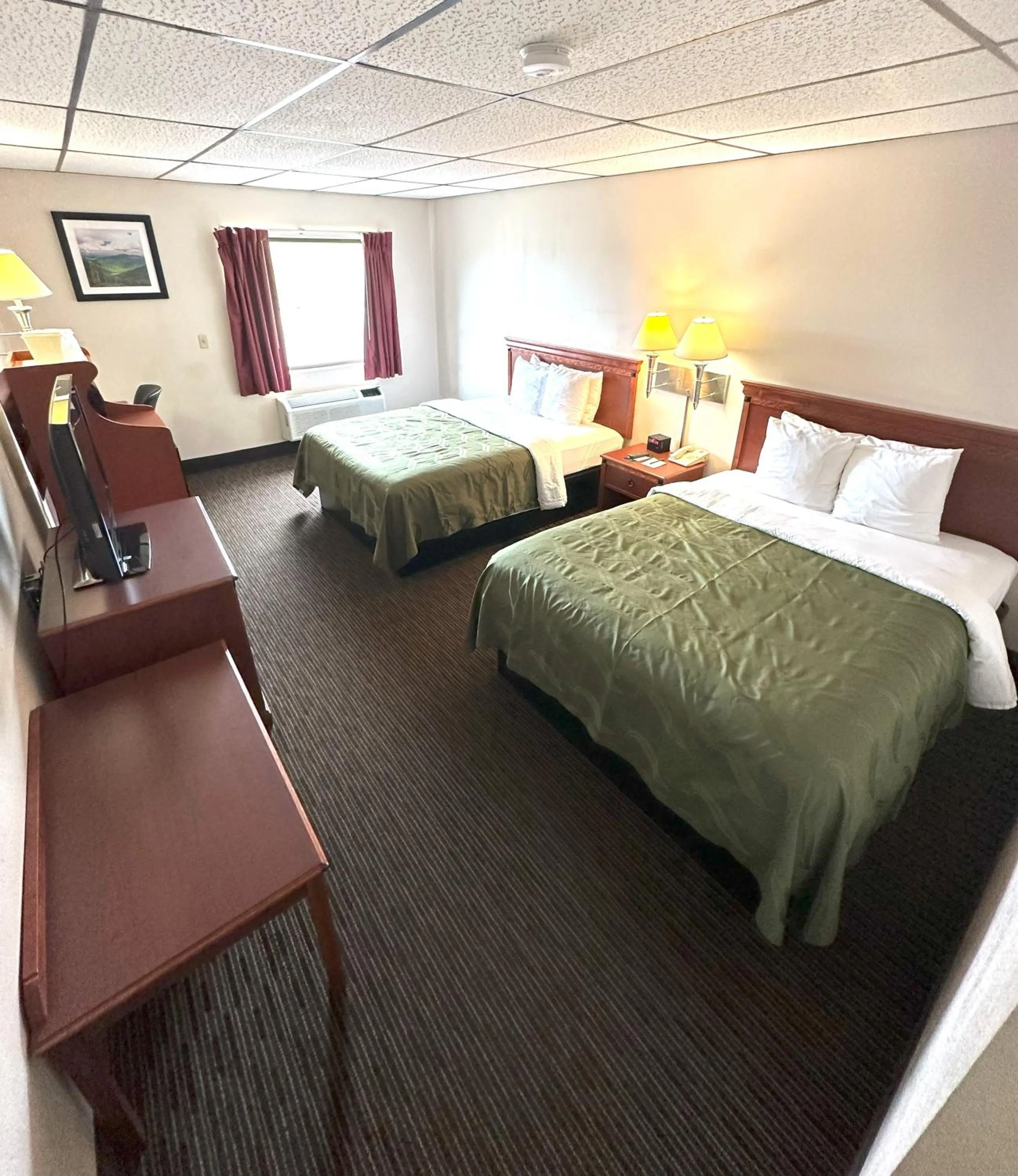 Bed in Quality Inn & Suites Salina West