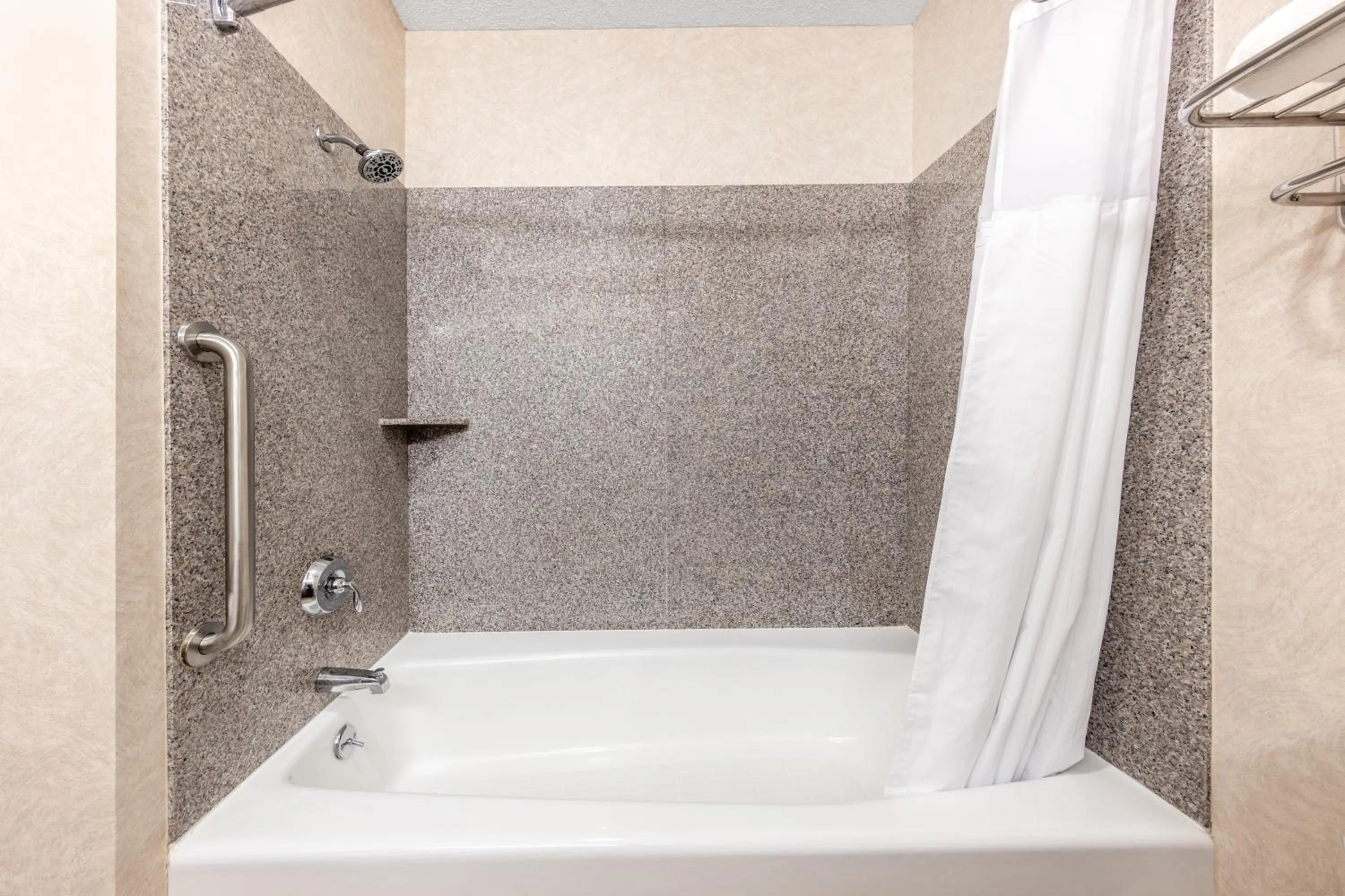 Baymont by Wyndham Pratt