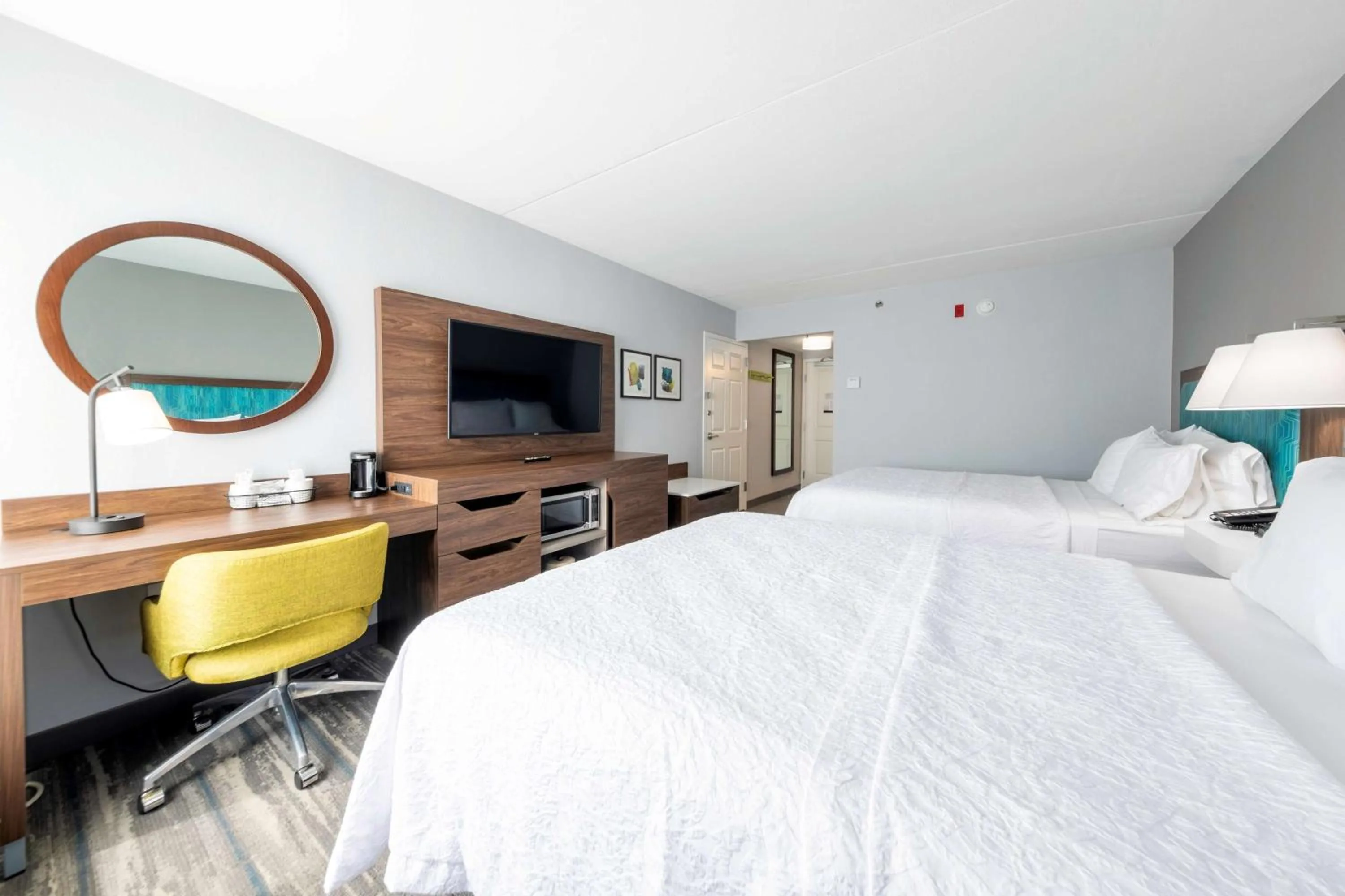 Bedroom, Bed in Hampton Inn Swedesboro Philadelphia