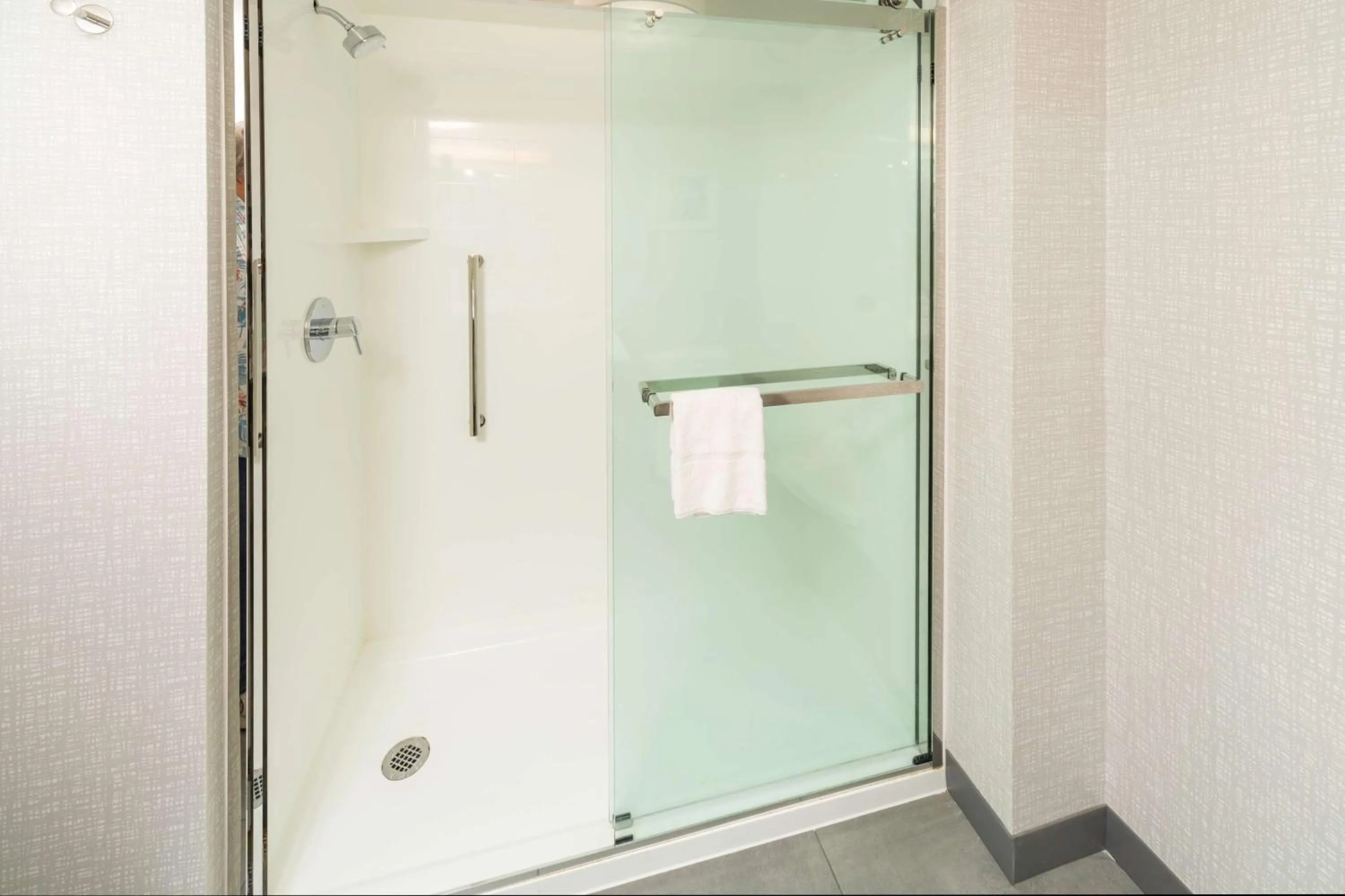 Bathroom in Hampton Inn Swedesboro Philadelphia