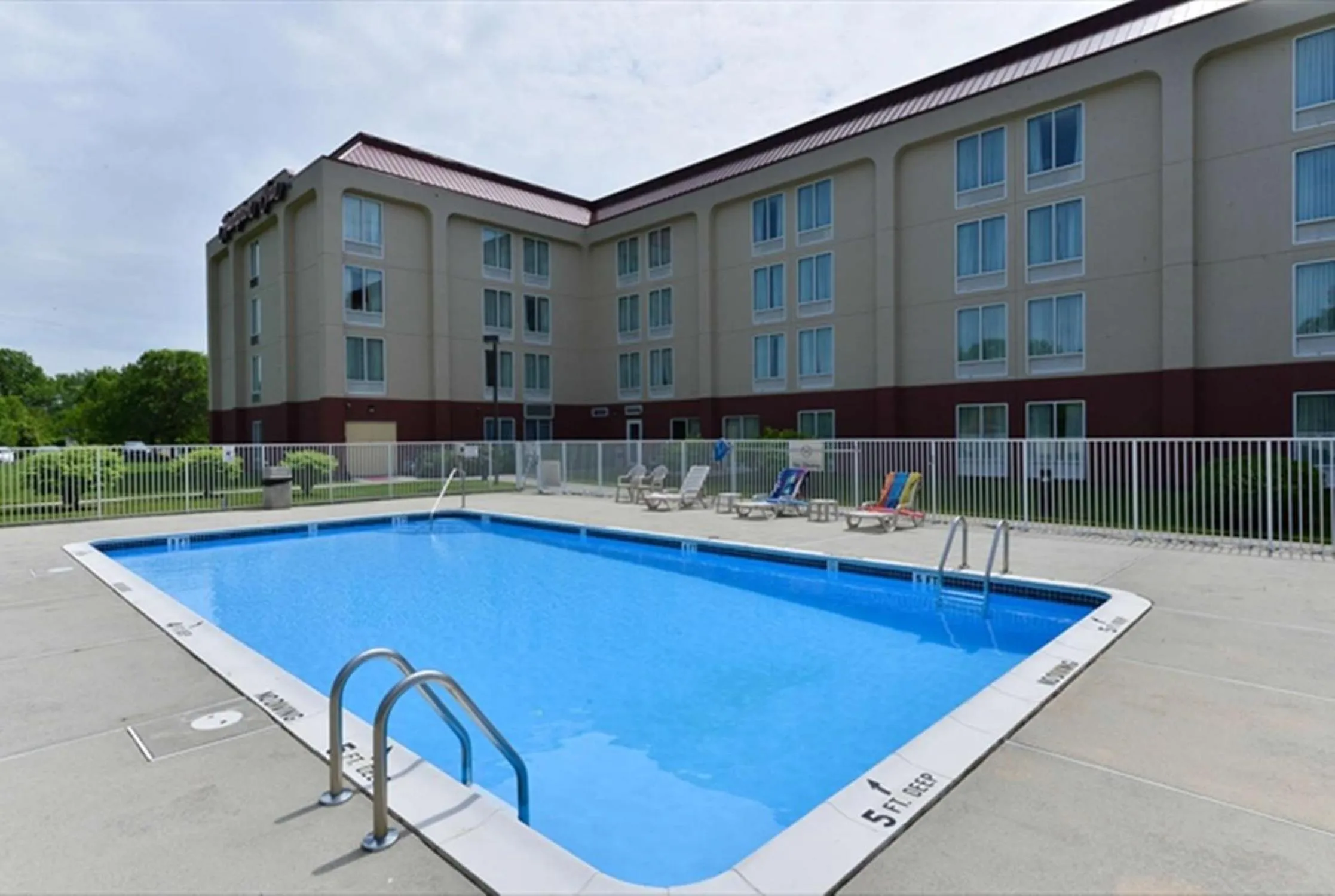 Pool view in Hampton Inn Swedesboro Philadelphia