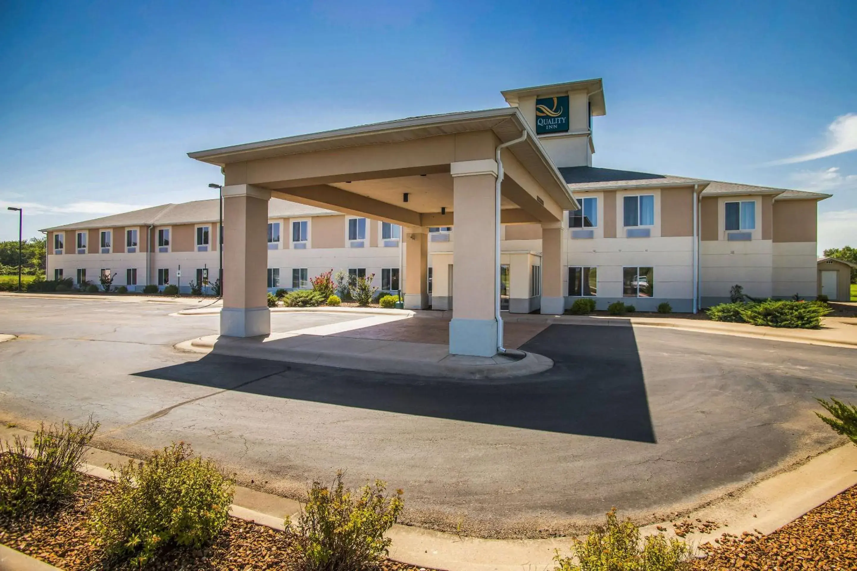 Property building in Quality Inn Parsons North Property building in Quality Inn Parsons North