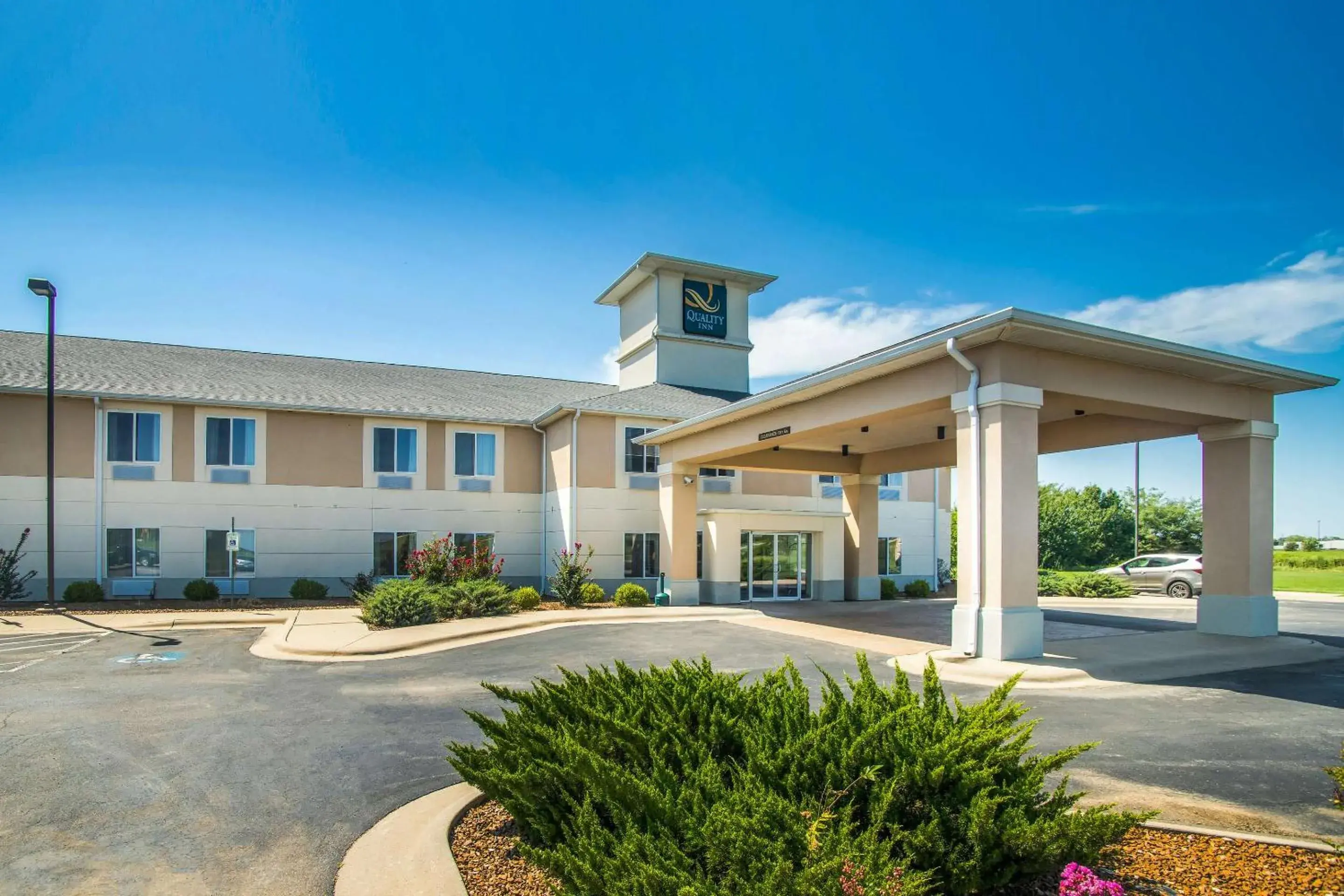 Property building in Quality Inn Parsons North Property building in Quality Inn Parsons North