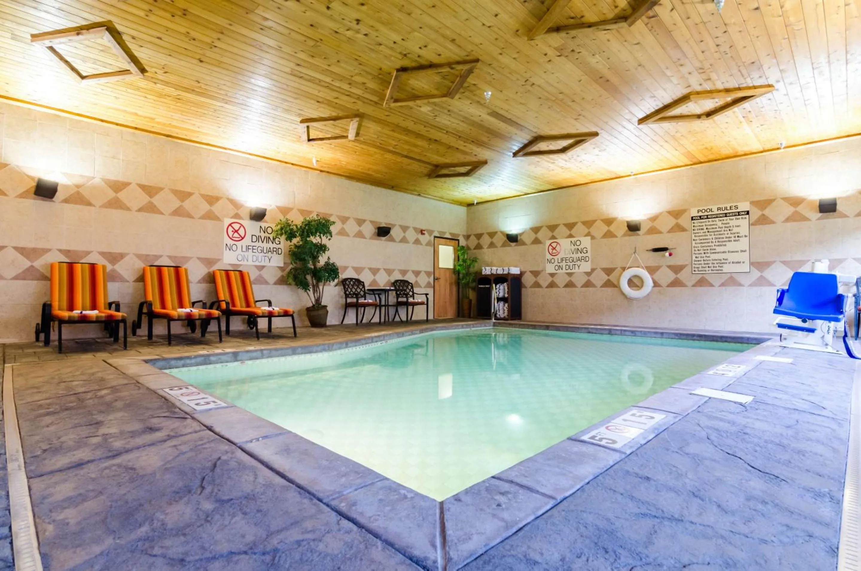 Swimming pool in Comfort Suites Salina South