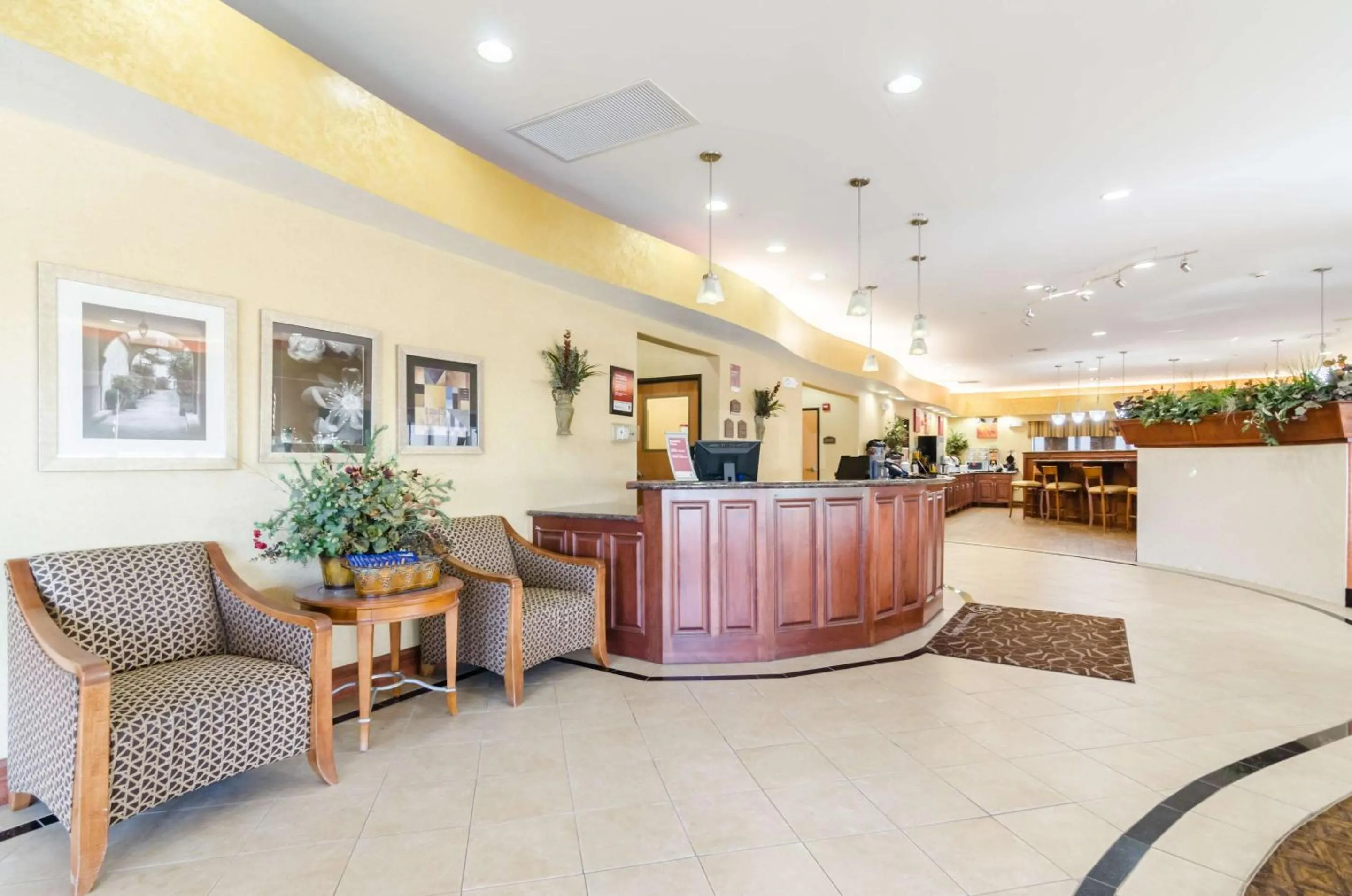 Lobby or reception in Comfort Suites Salina South