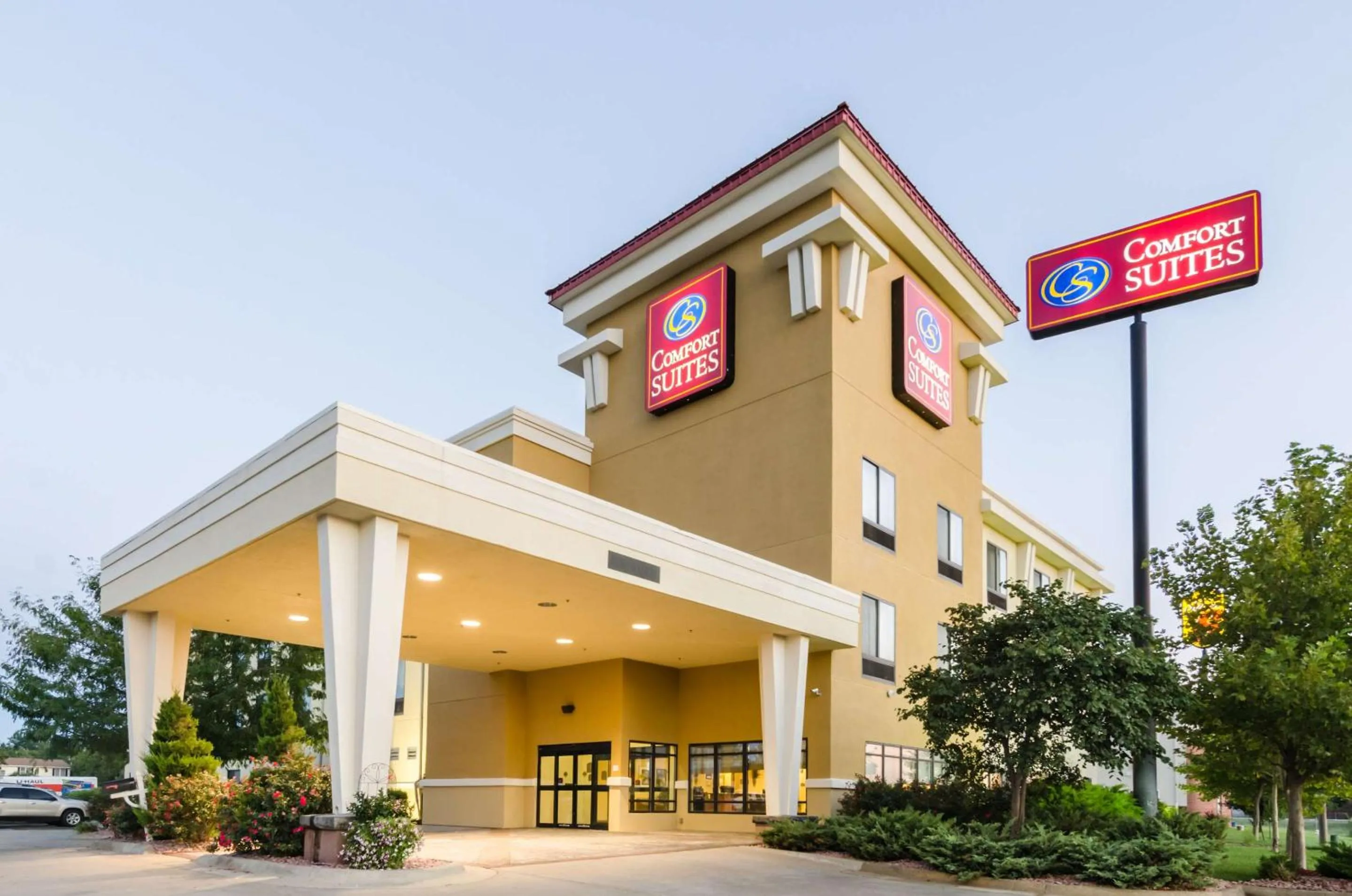 Property building in Comfort Suites Salina South