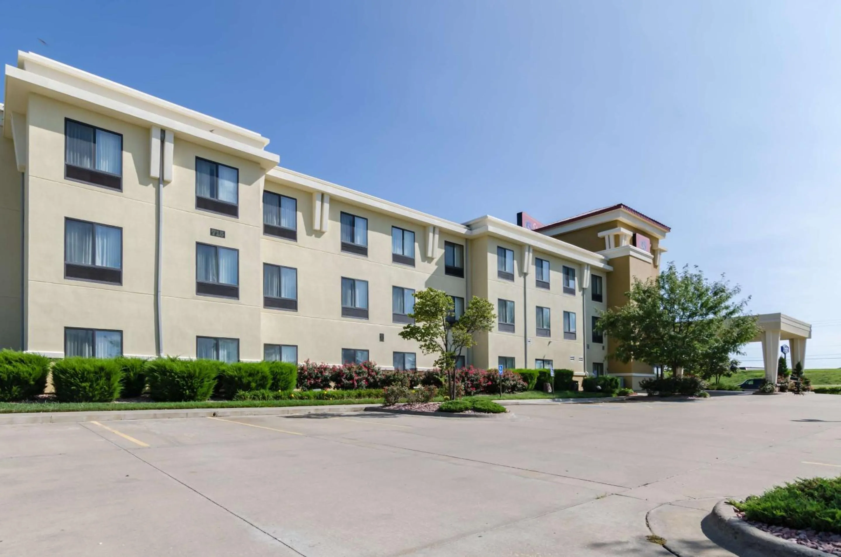 Property building in Comfort Suites Salina South