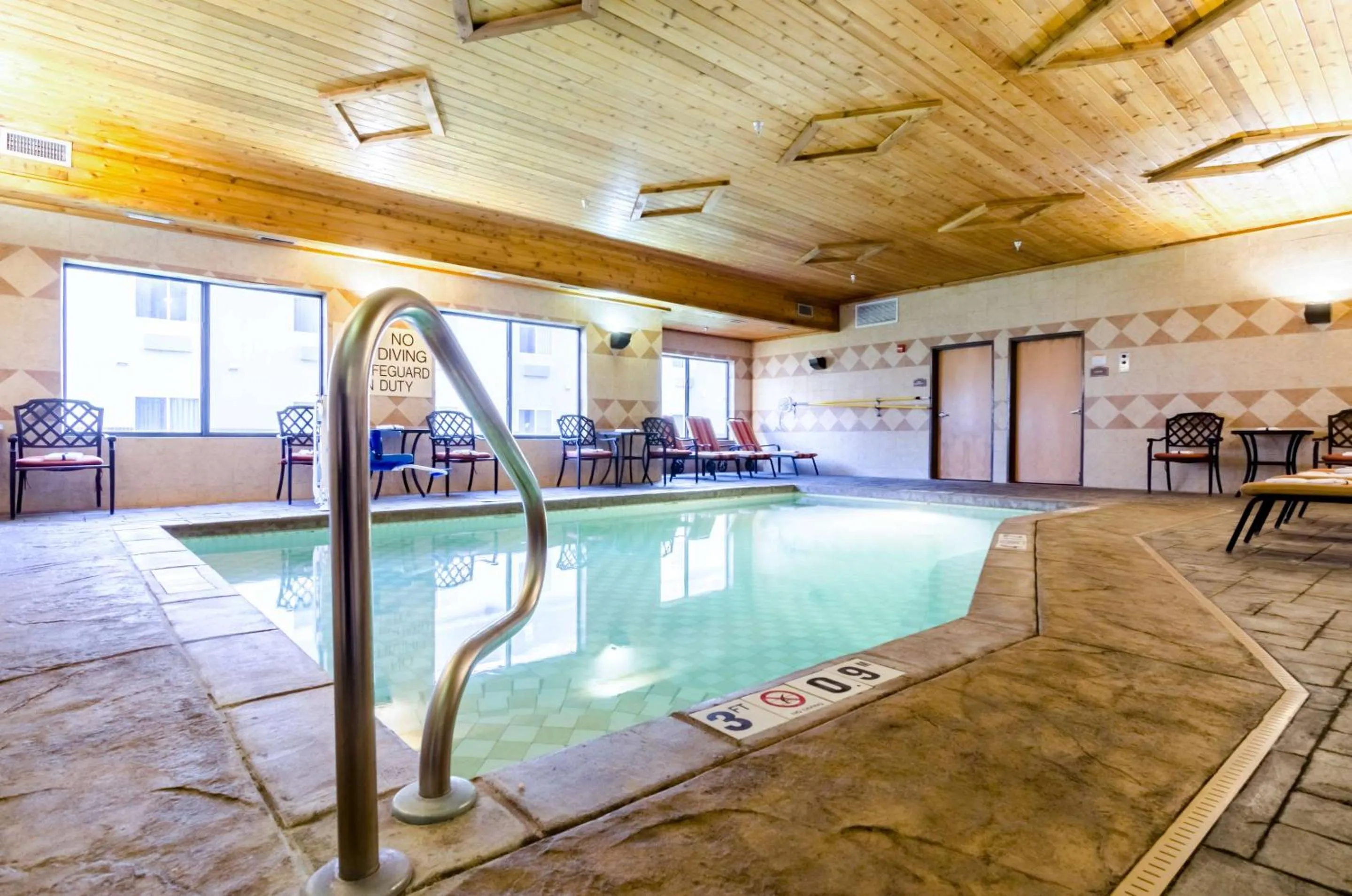 Swimming pool in Comfort Suites Salina South