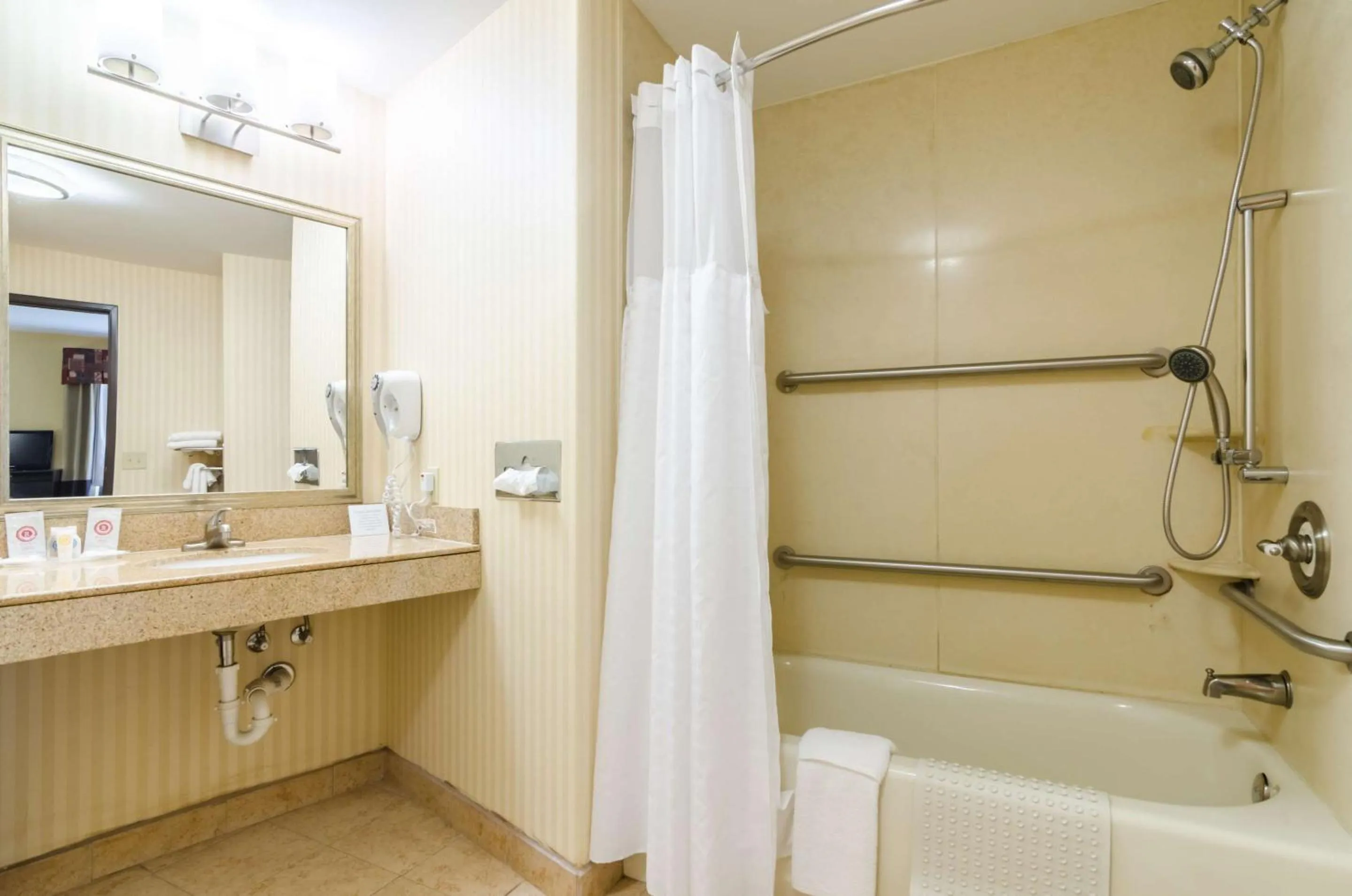 Bedroom in Comfort Suites Salina South