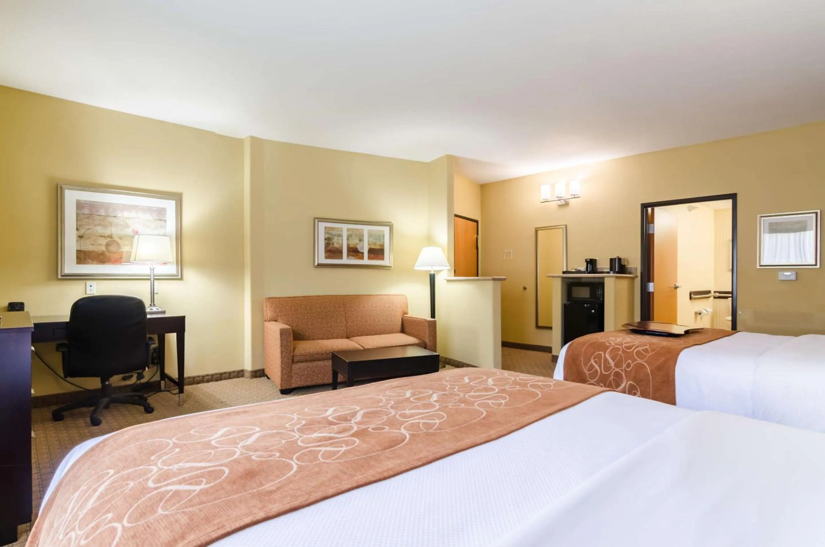 Bedroom, Bed in Comfort Suites Salina South