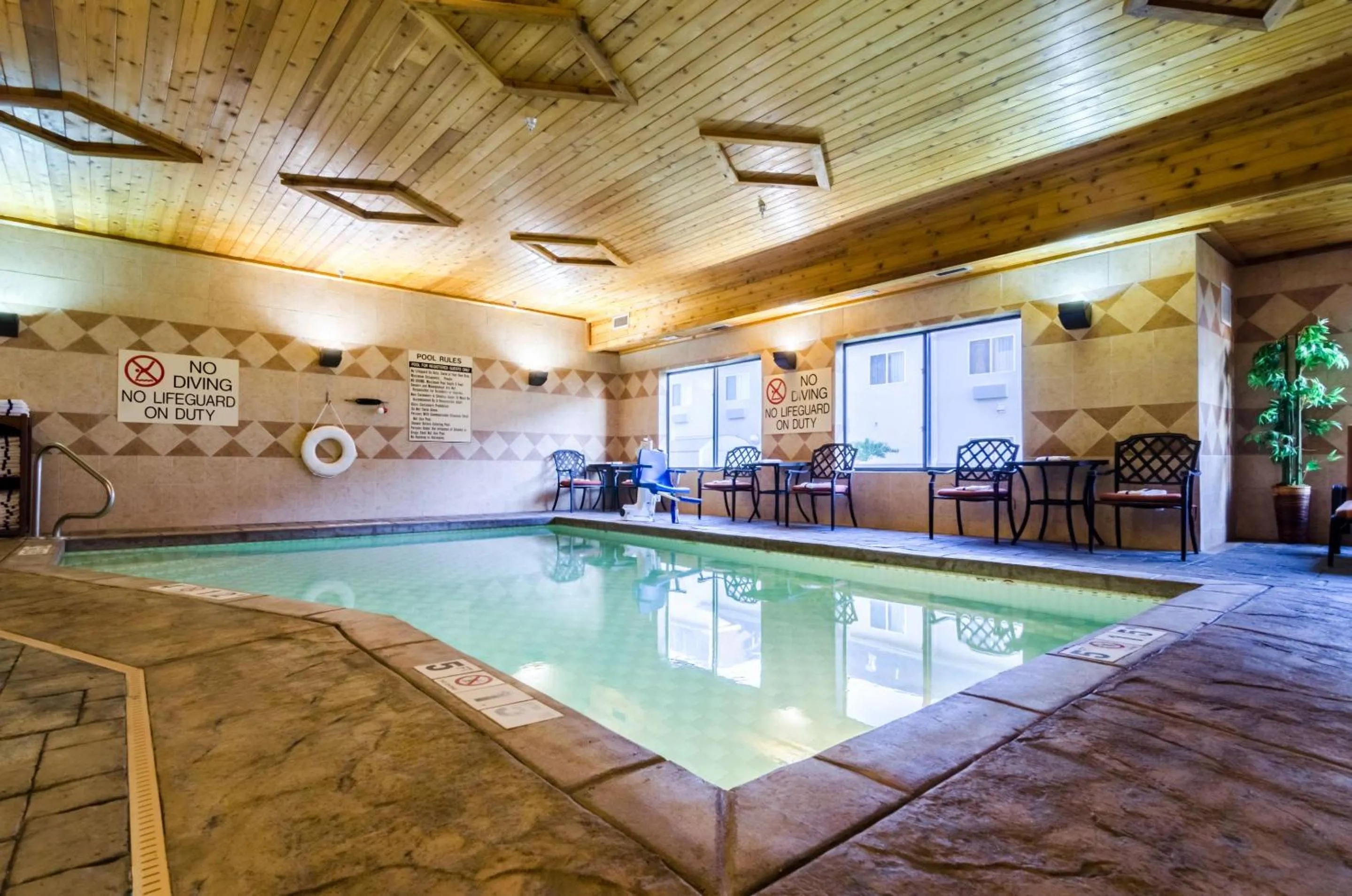 Swimming pool in Comfort Suites Salina South