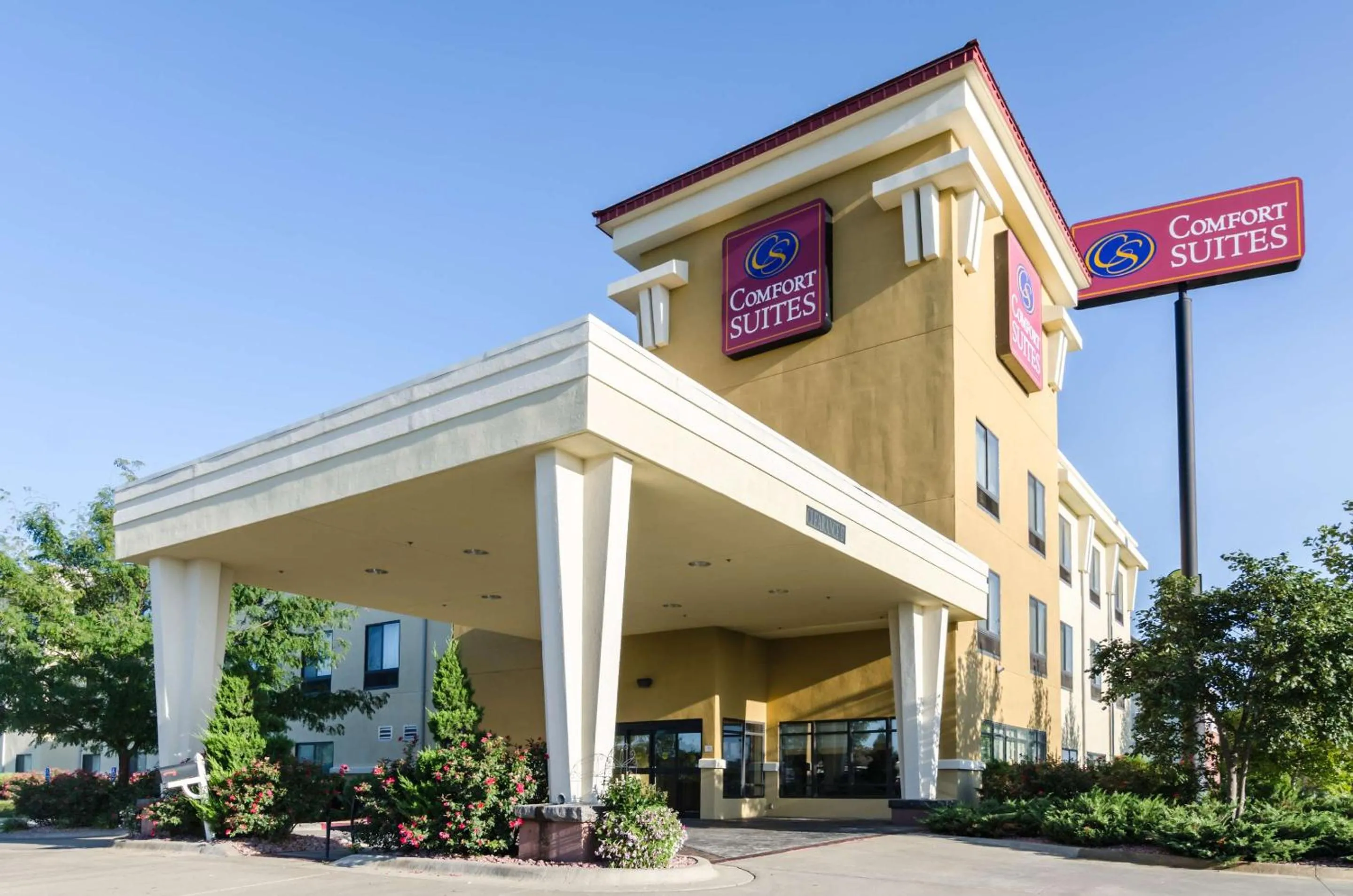 Property building in Comfort Suites Salina South