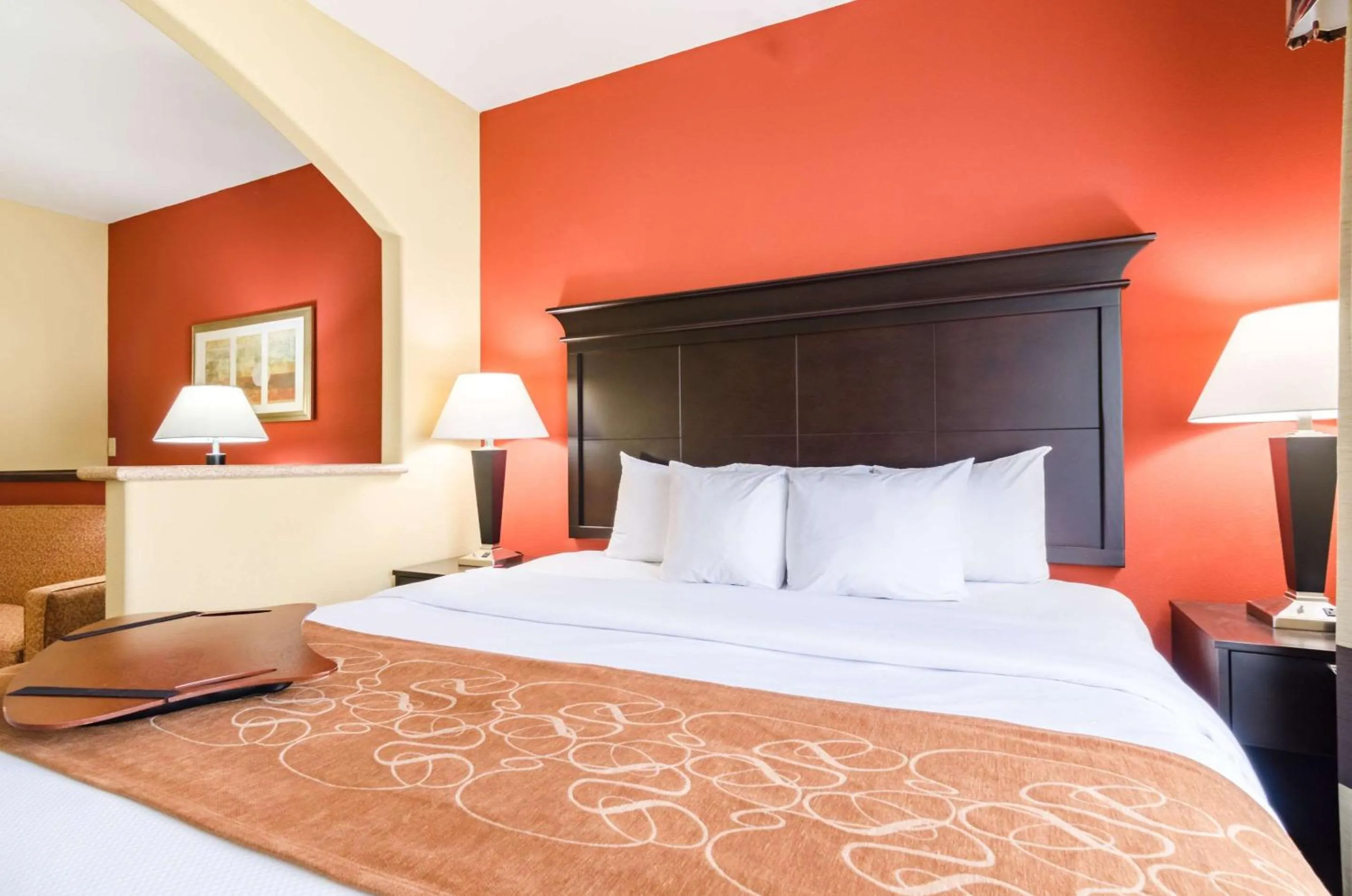 Photo of the whole room, Bed in Comfort Suites Salina South