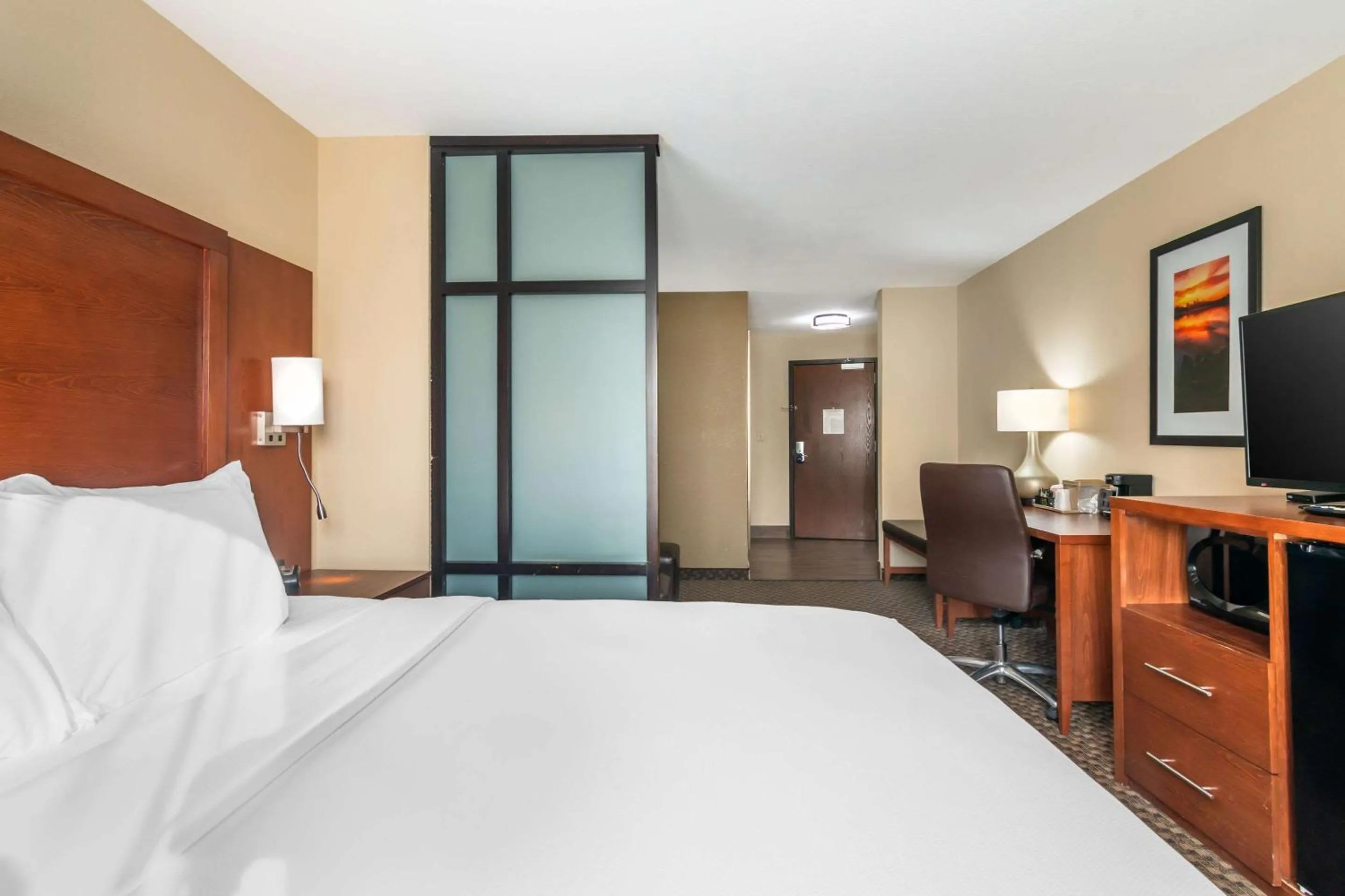 Bedroom, Bed in Comfort Suites Manhattan