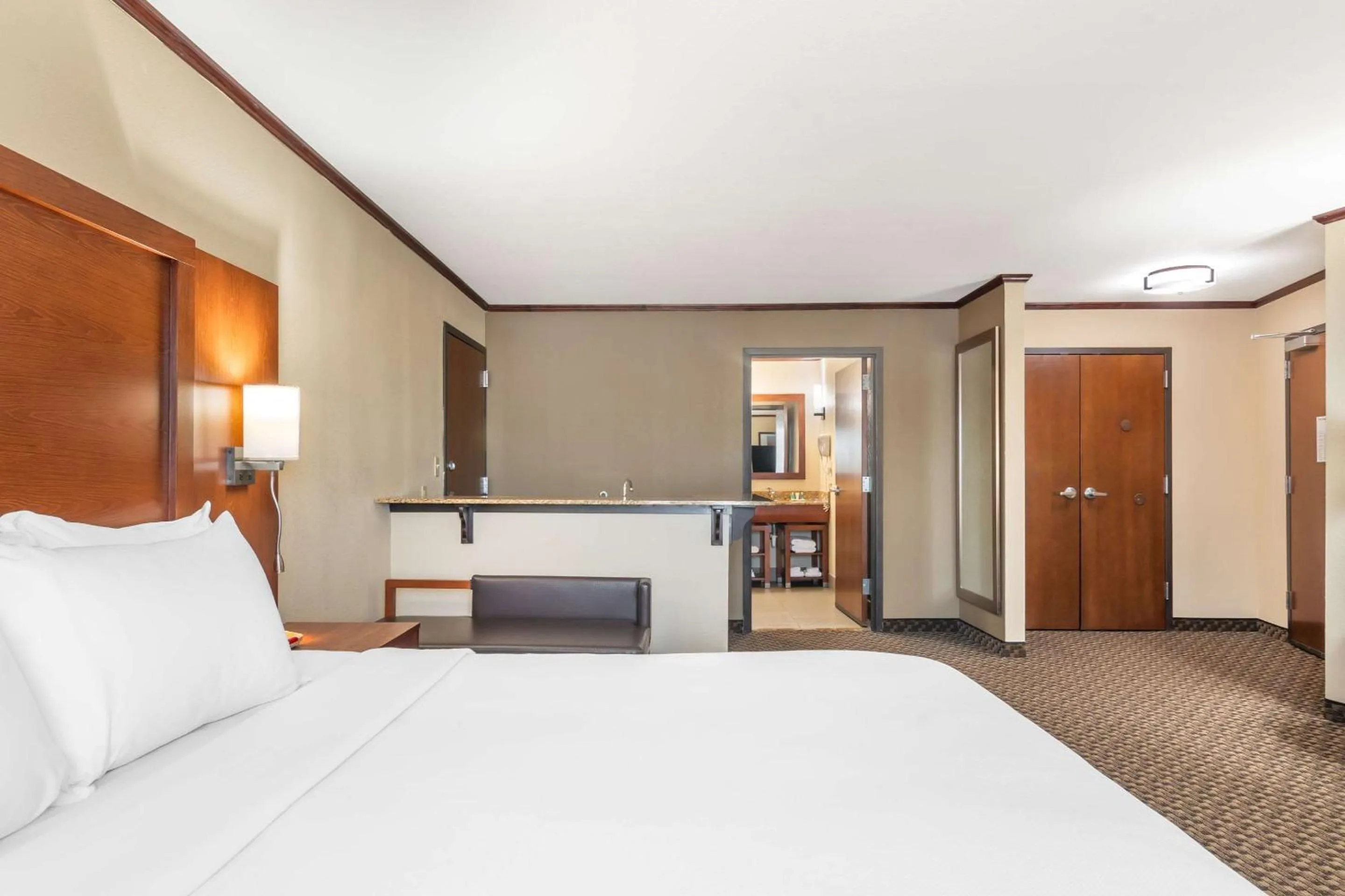 Bedroom, Bed in Comfort Suites Manhattan