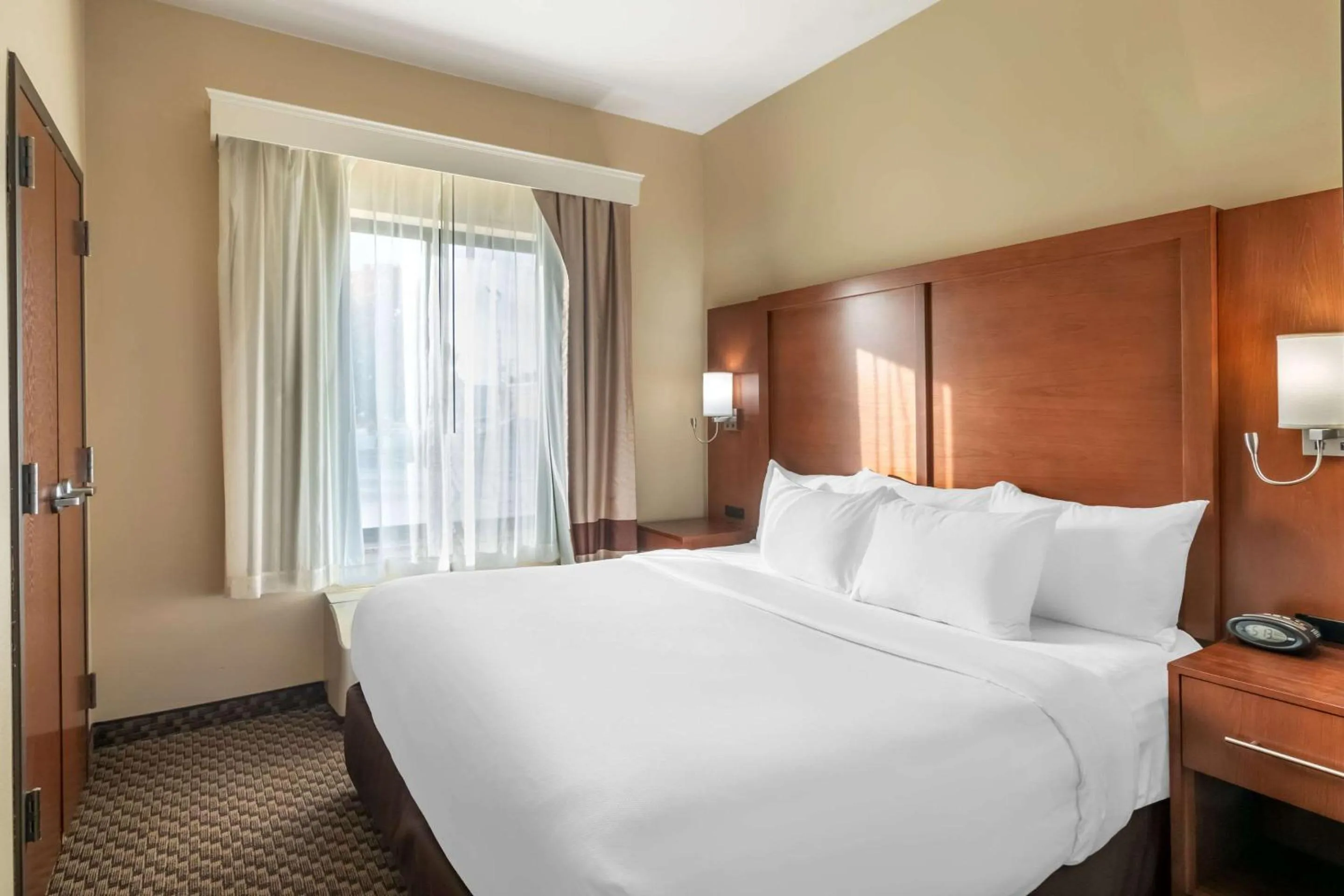 Bedroom, Bed in Comfort Suites Manhattan