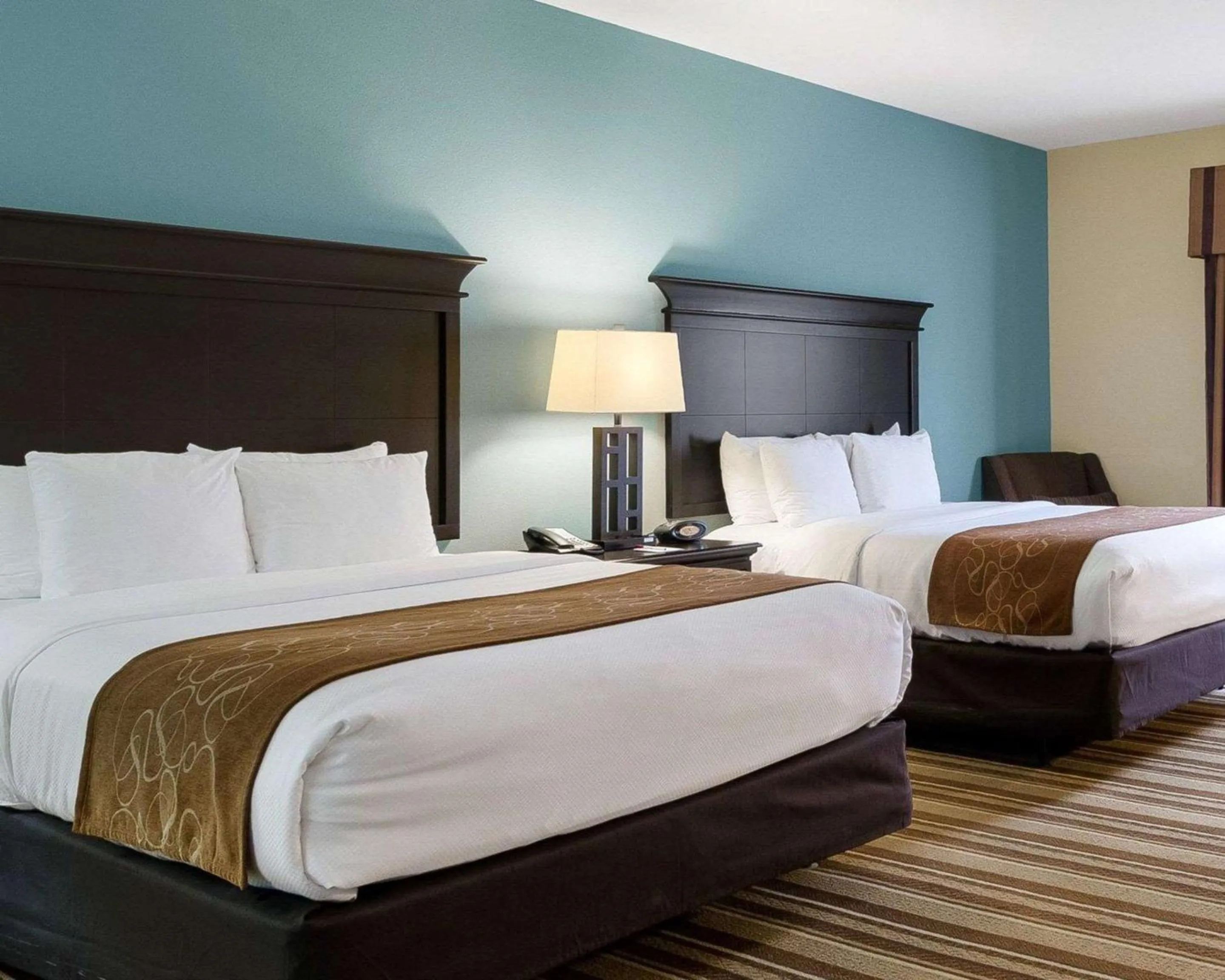 Bedroom, Bed in Comfort Suites Topeka Northwest