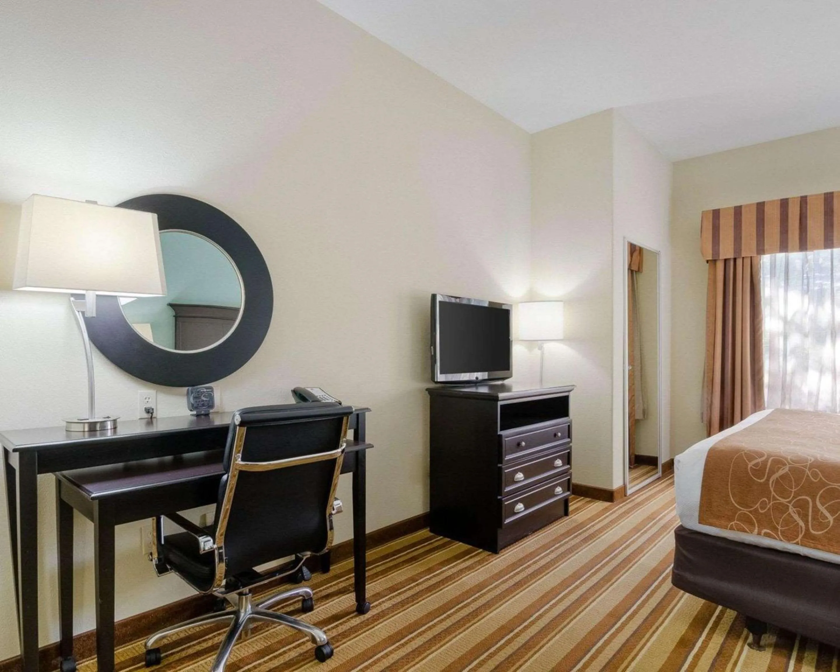 Bedroom, Bed in Comfort Suites Topeka Northwest