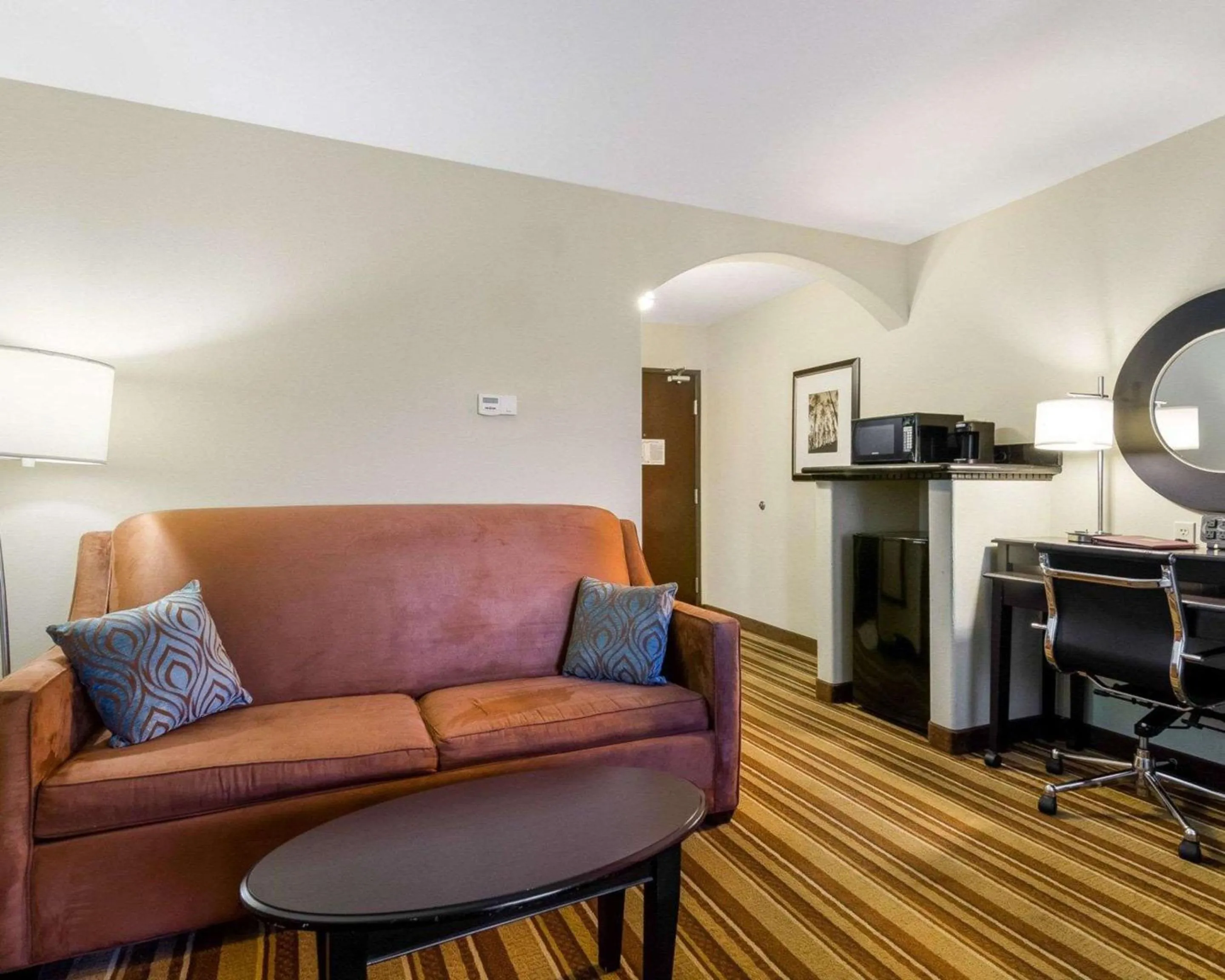 Bedroom in Comfort Suites Topeka Northwest