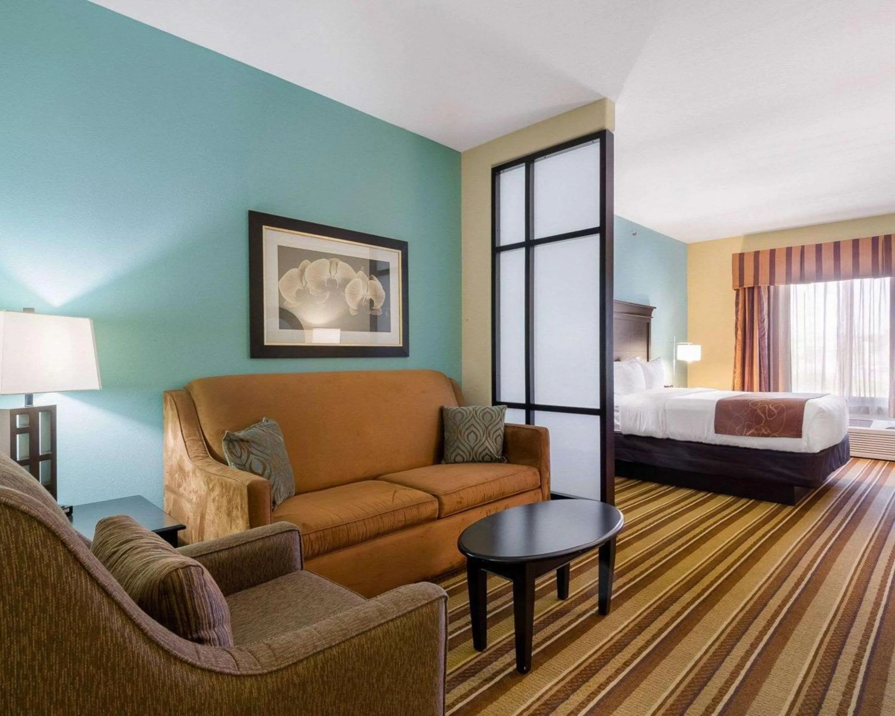 Bedroom, Bed in Comfort Suites Topeka Northwest