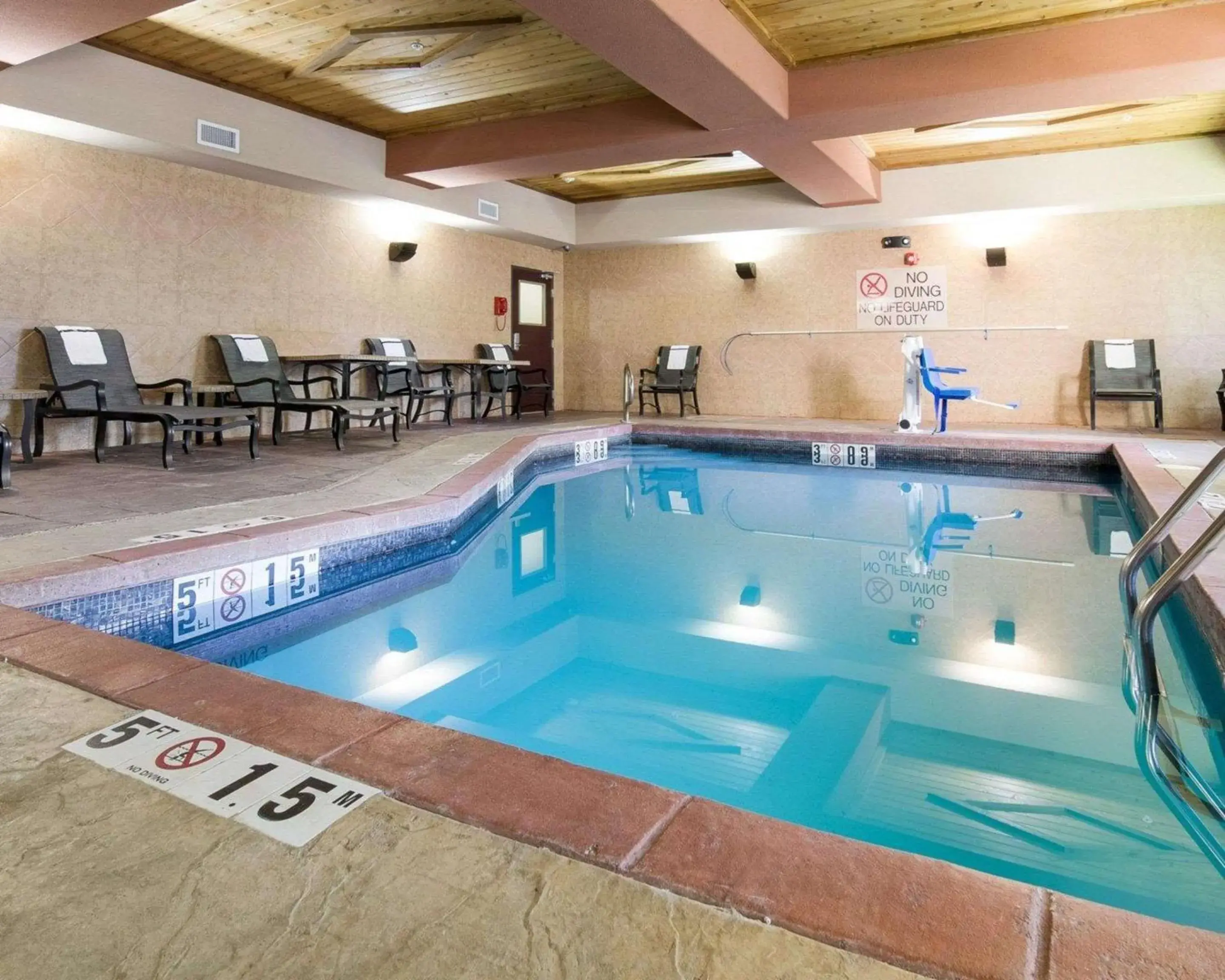 Swimming pool in Comfort Suites Topeka Northwest Swimming pool in Comfort Suites Topeka Northwest