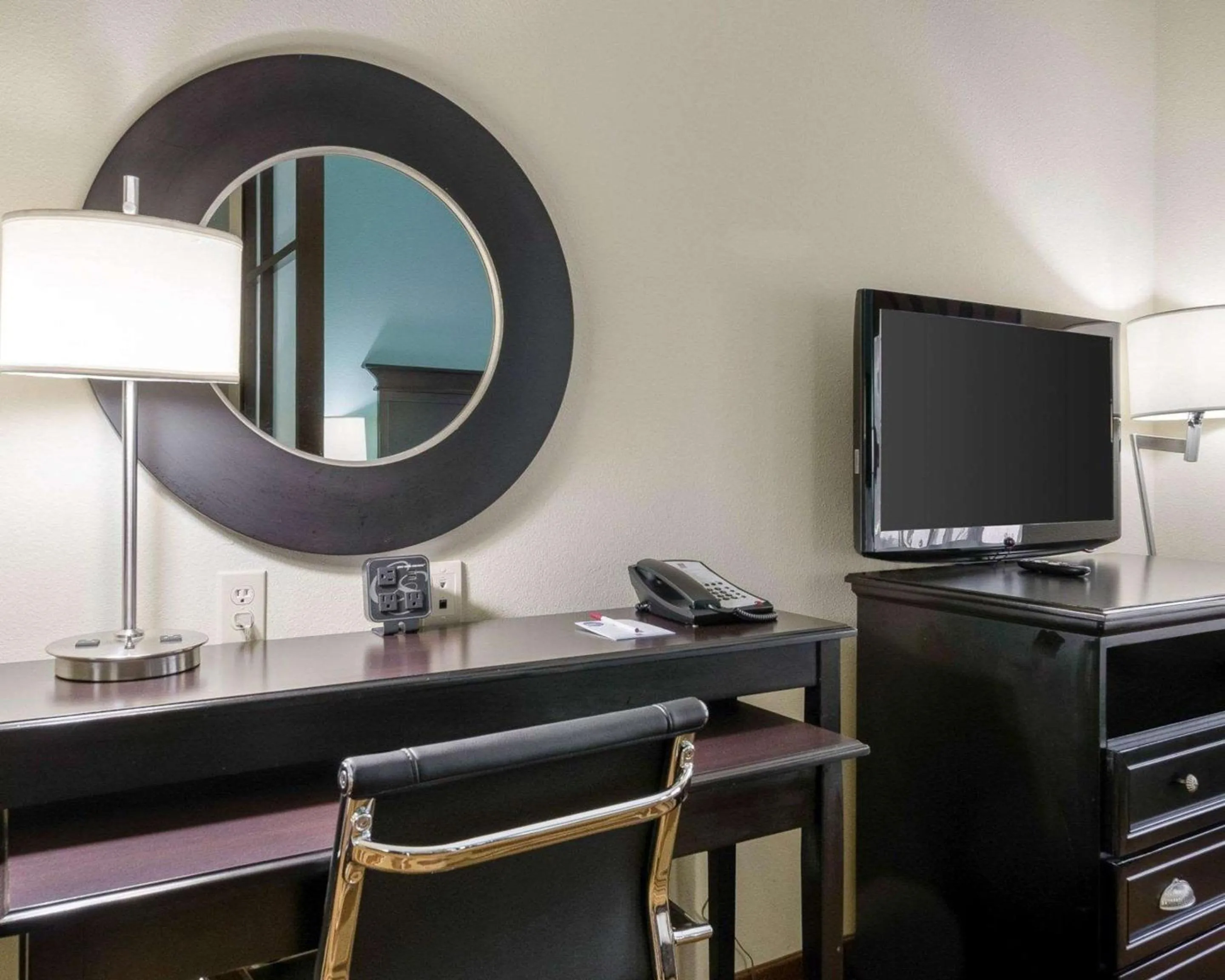 Bedroom in Comfort Suites Topeka Northwest