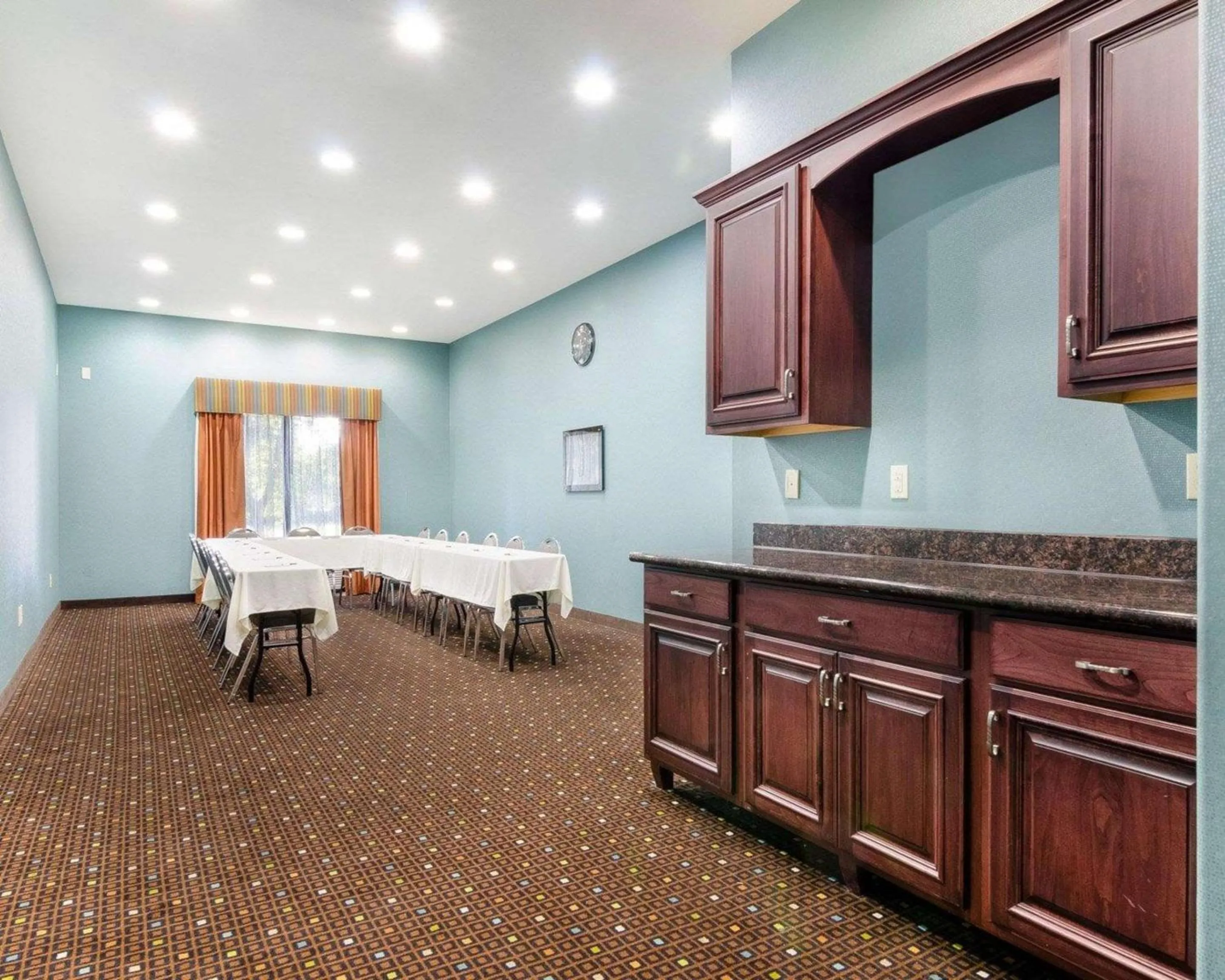 Meeting/conference room in Comfort Suites Topeka Northwest