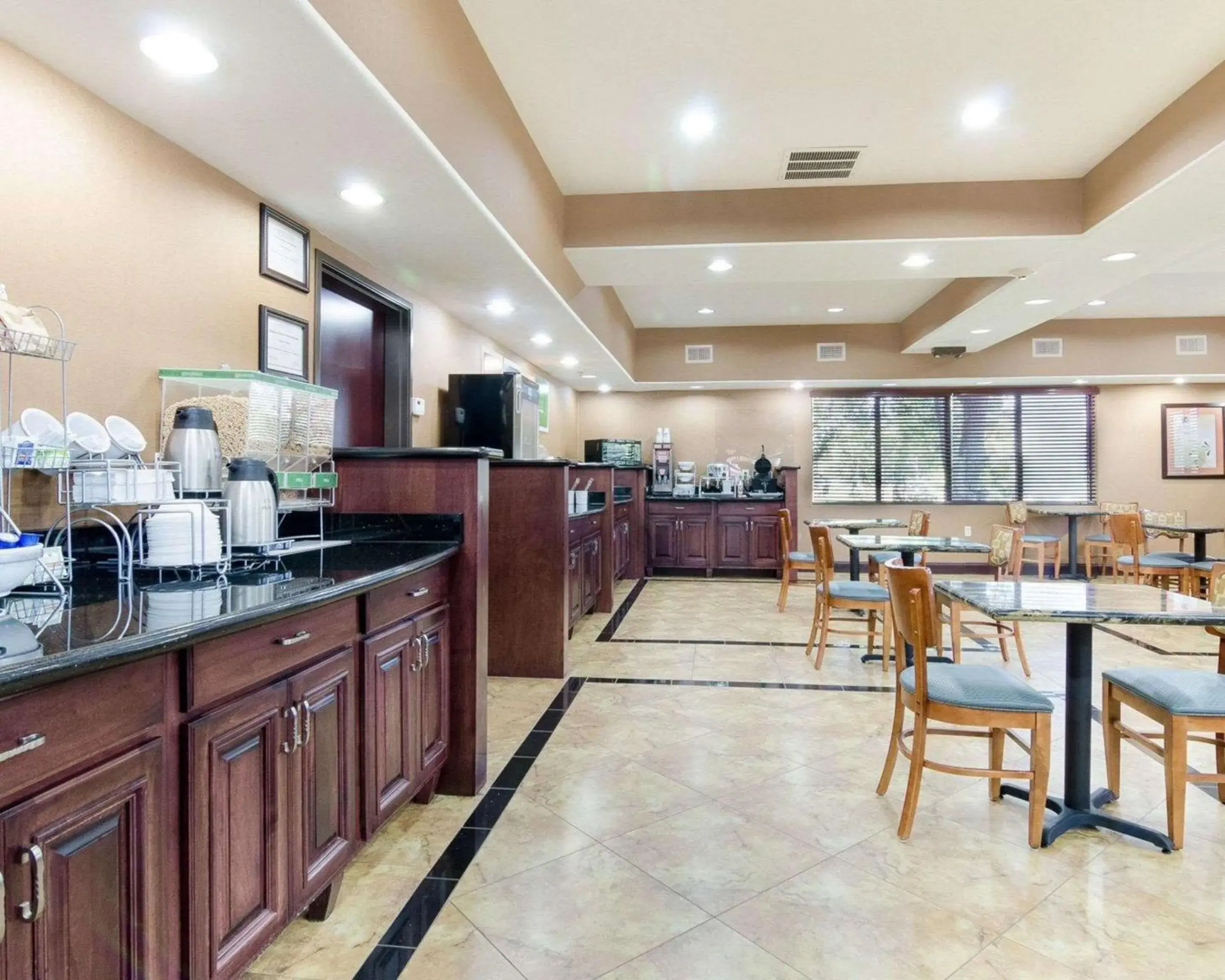 Breakfast in Comfort Suites Topeka Northwest Breakfast in Comfort Suites Topeka Northwest