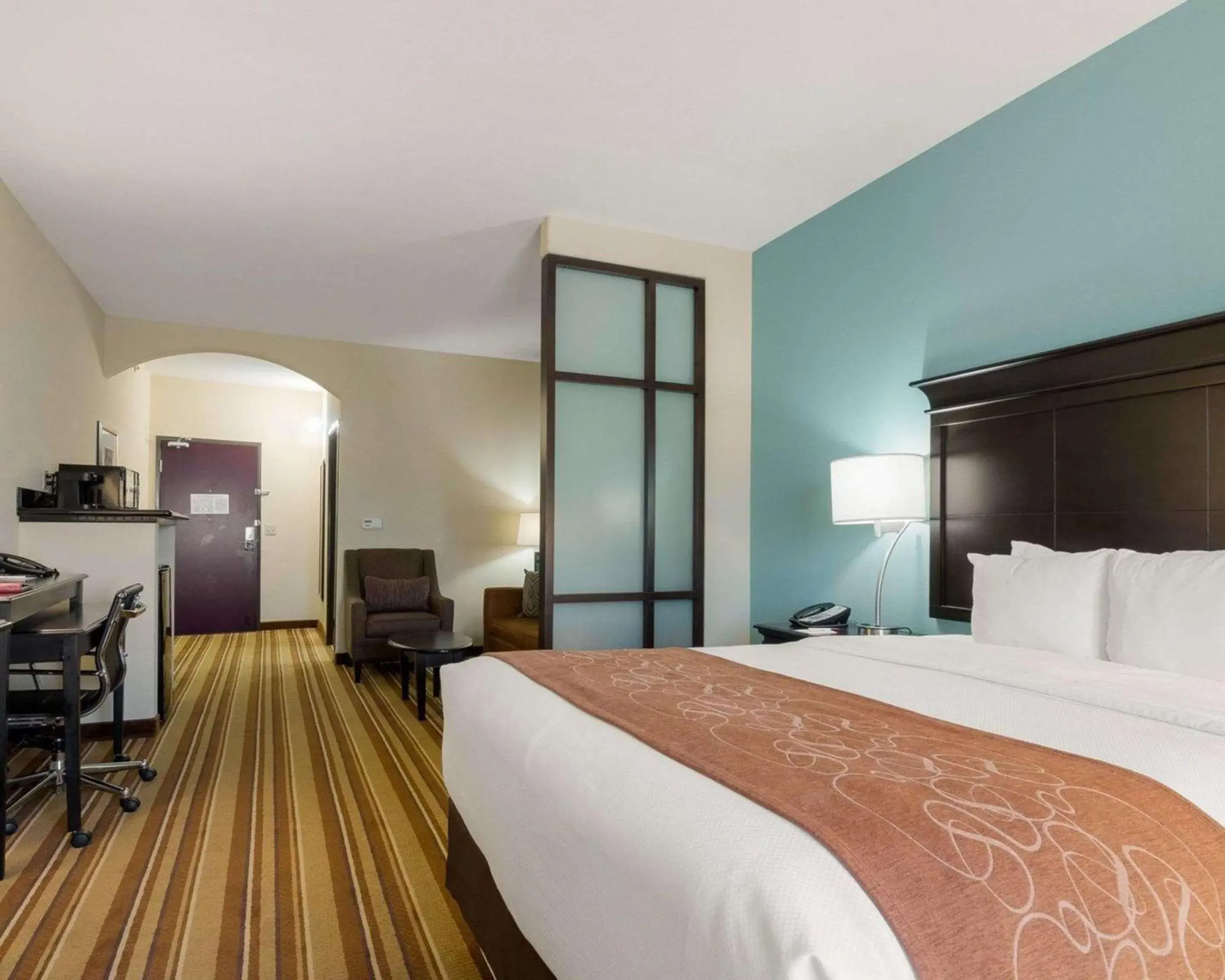 Bedroom, Bed in Comfort Suites Topeka Northwest Bedroom, Bed in Comfort Suites Topeka Northwest