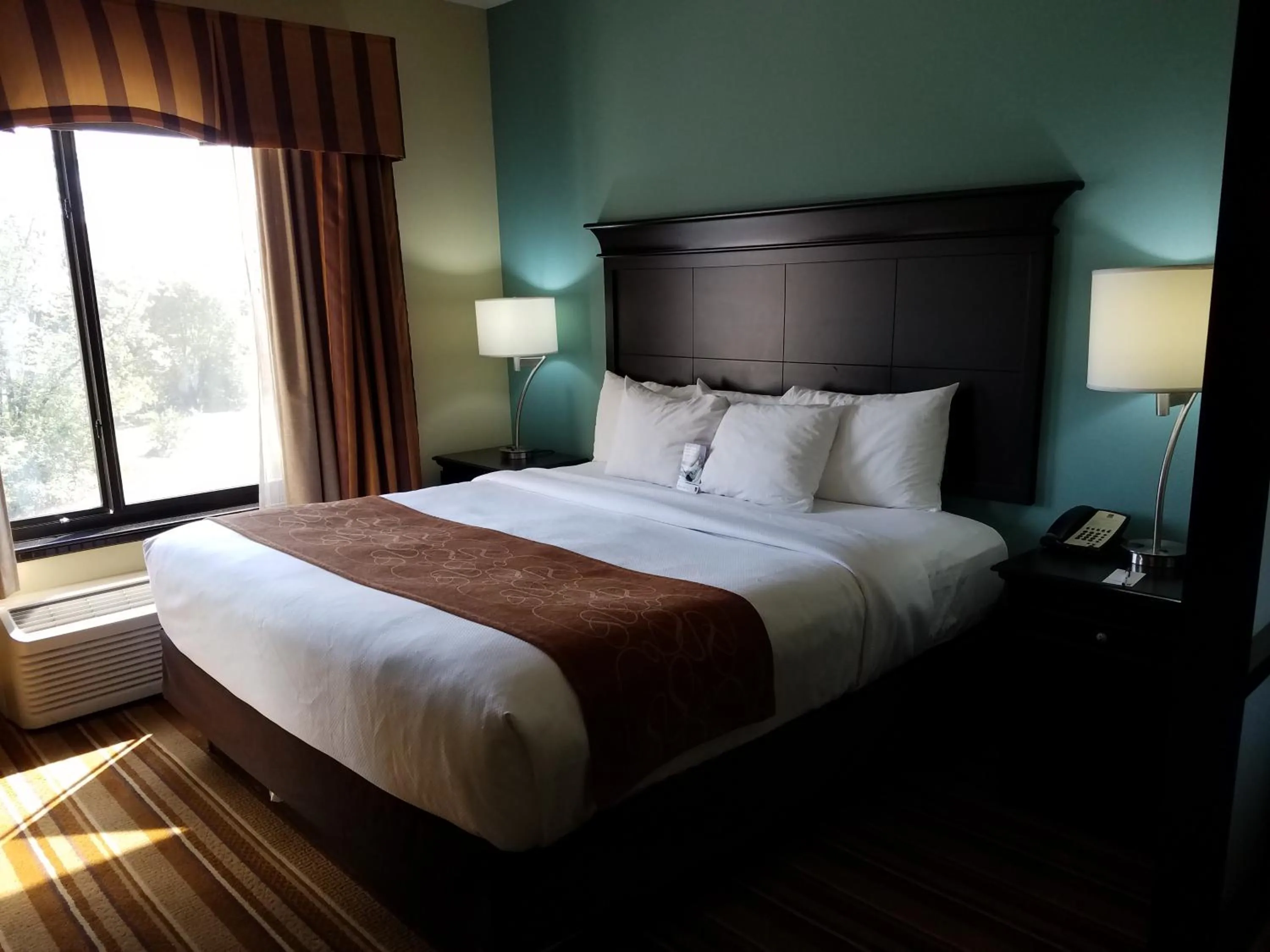 Bed in Comfort Suites Topeka Northwest