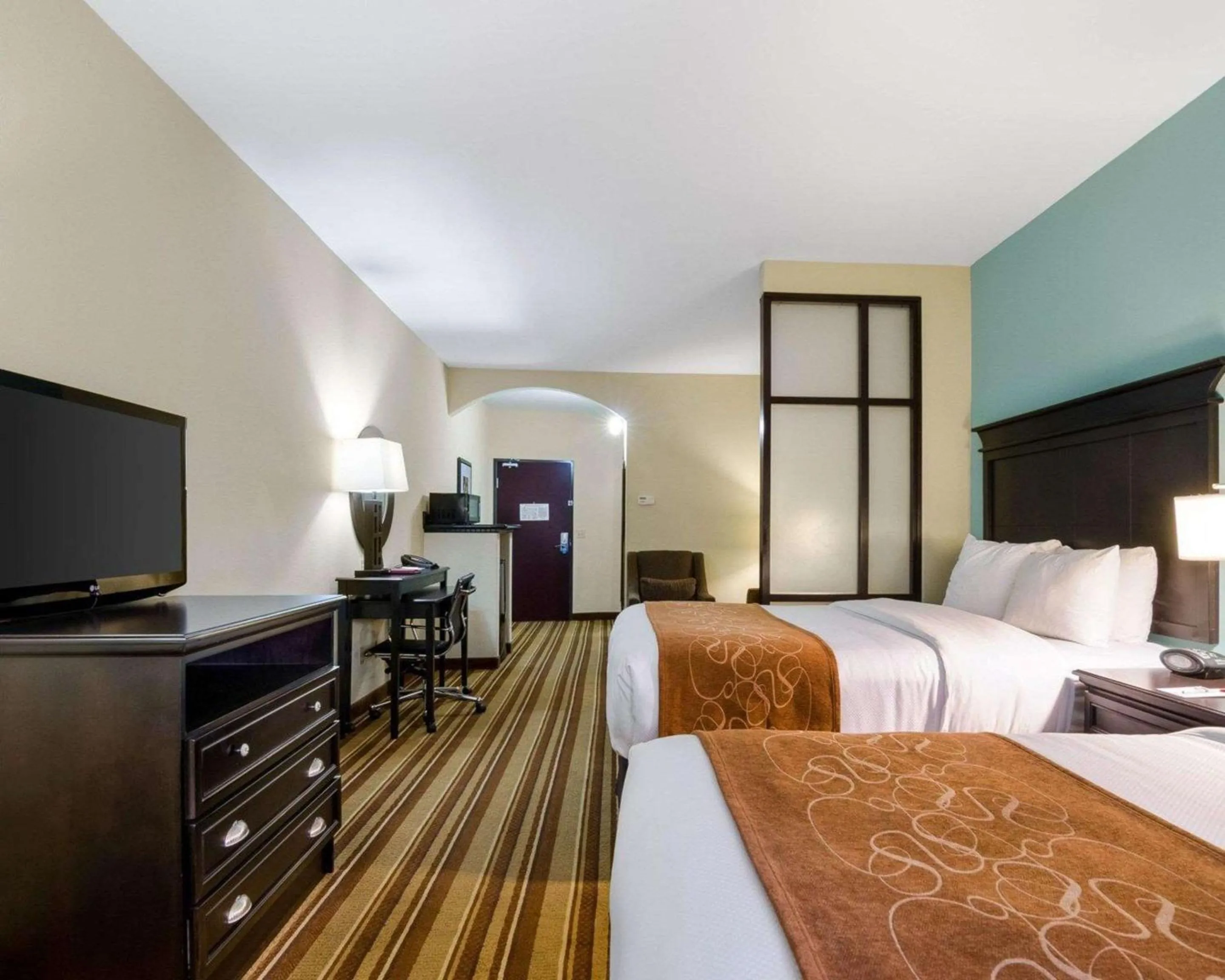 Bedroom, Bed in Comfort Suites Topeka Northwest