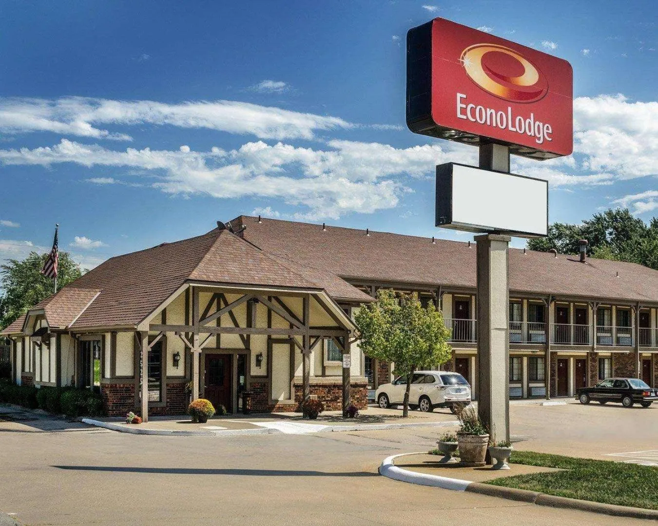 Property building in Econo Lodge University