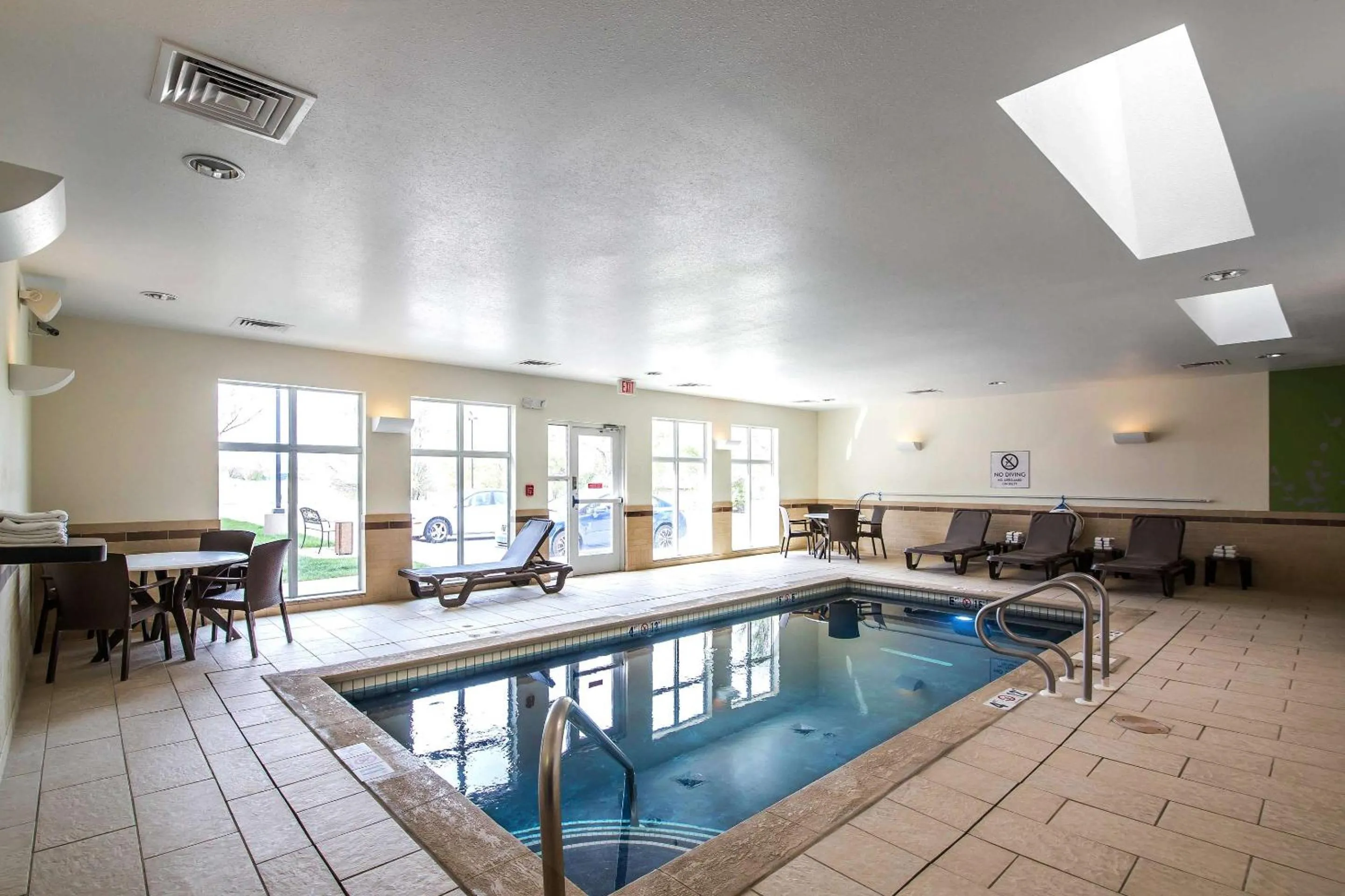Swimming pool in Sleep Inn & Suites Haysville - Wichita South