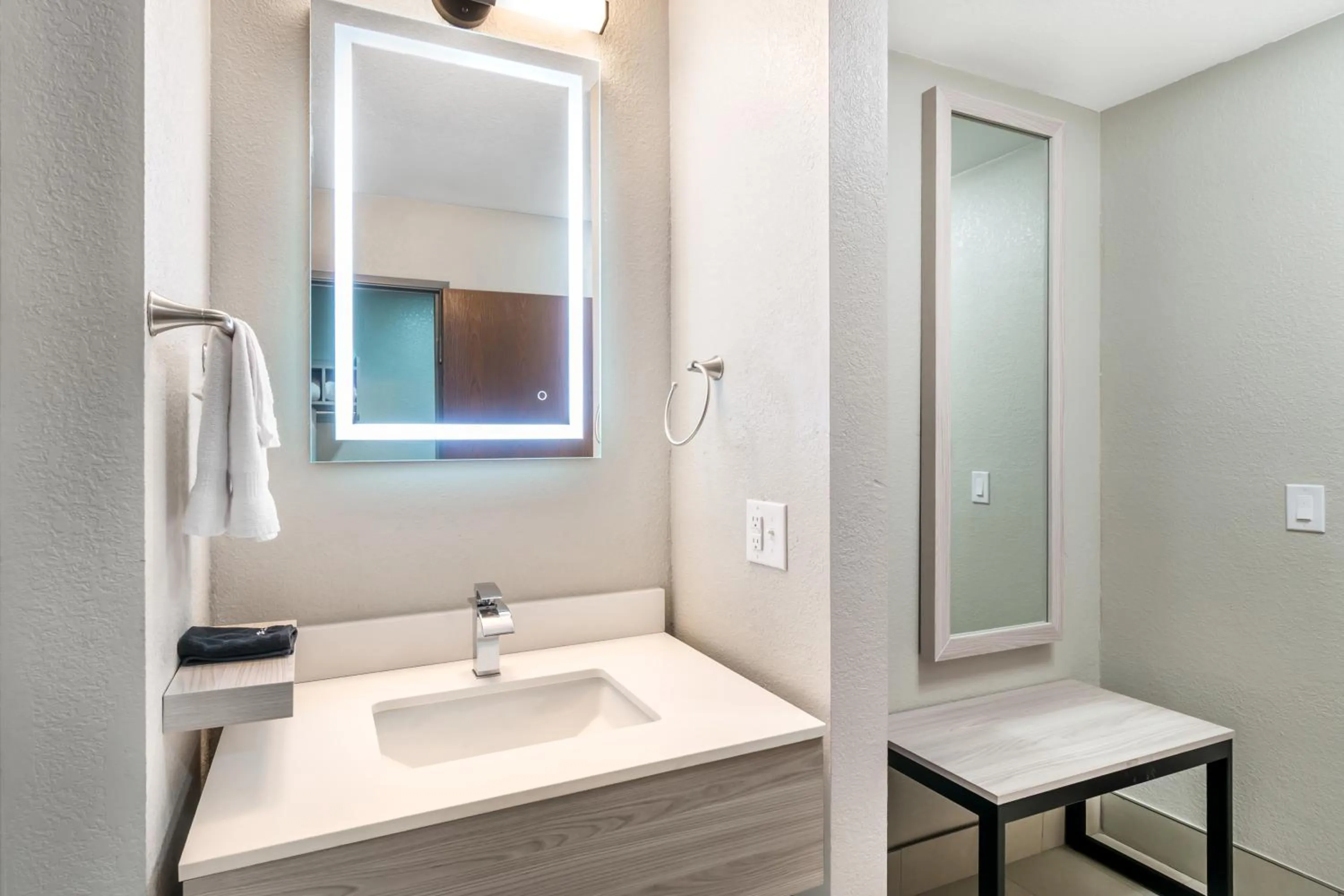 Bathroom in Best Western Park City Wichita North