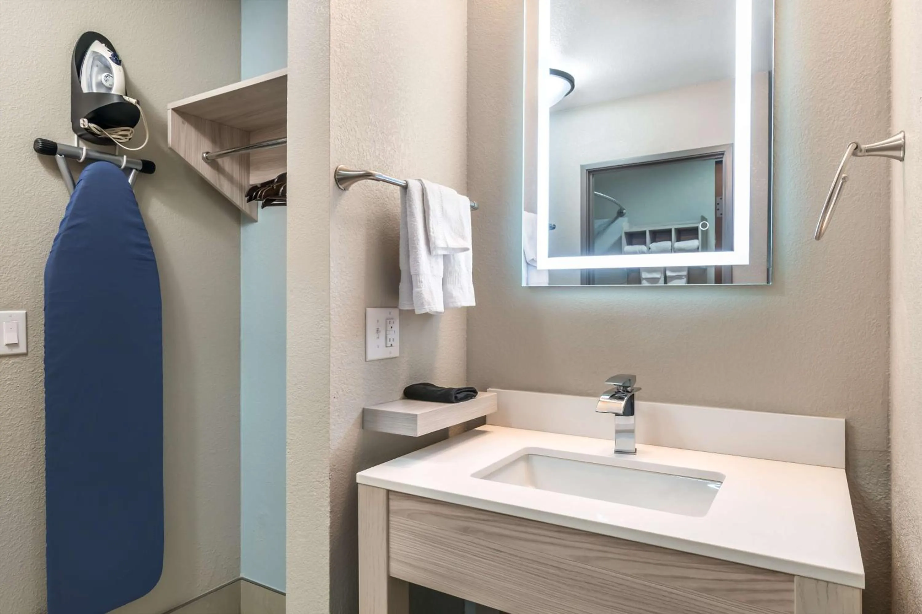 Bathroom in Best Western Park City Wichita North