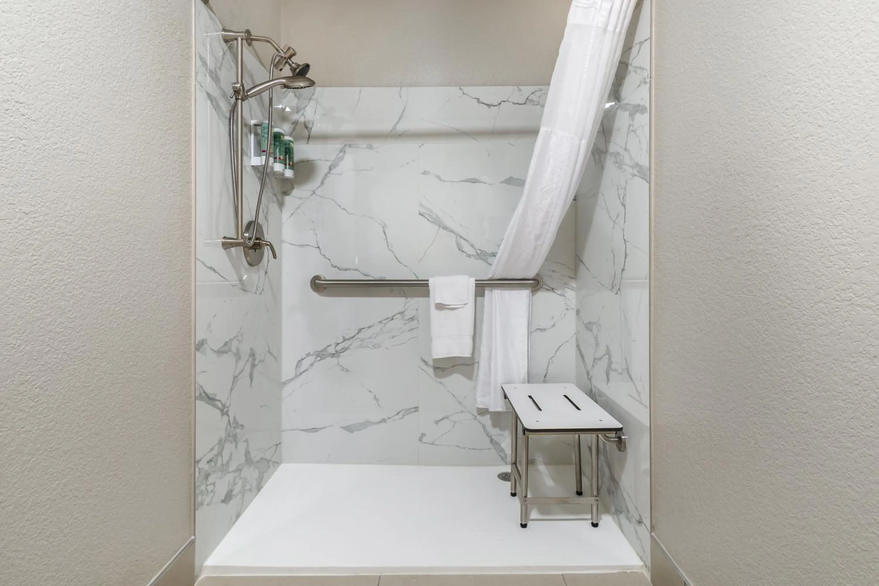 Shower in Best Western Park City Wichita North