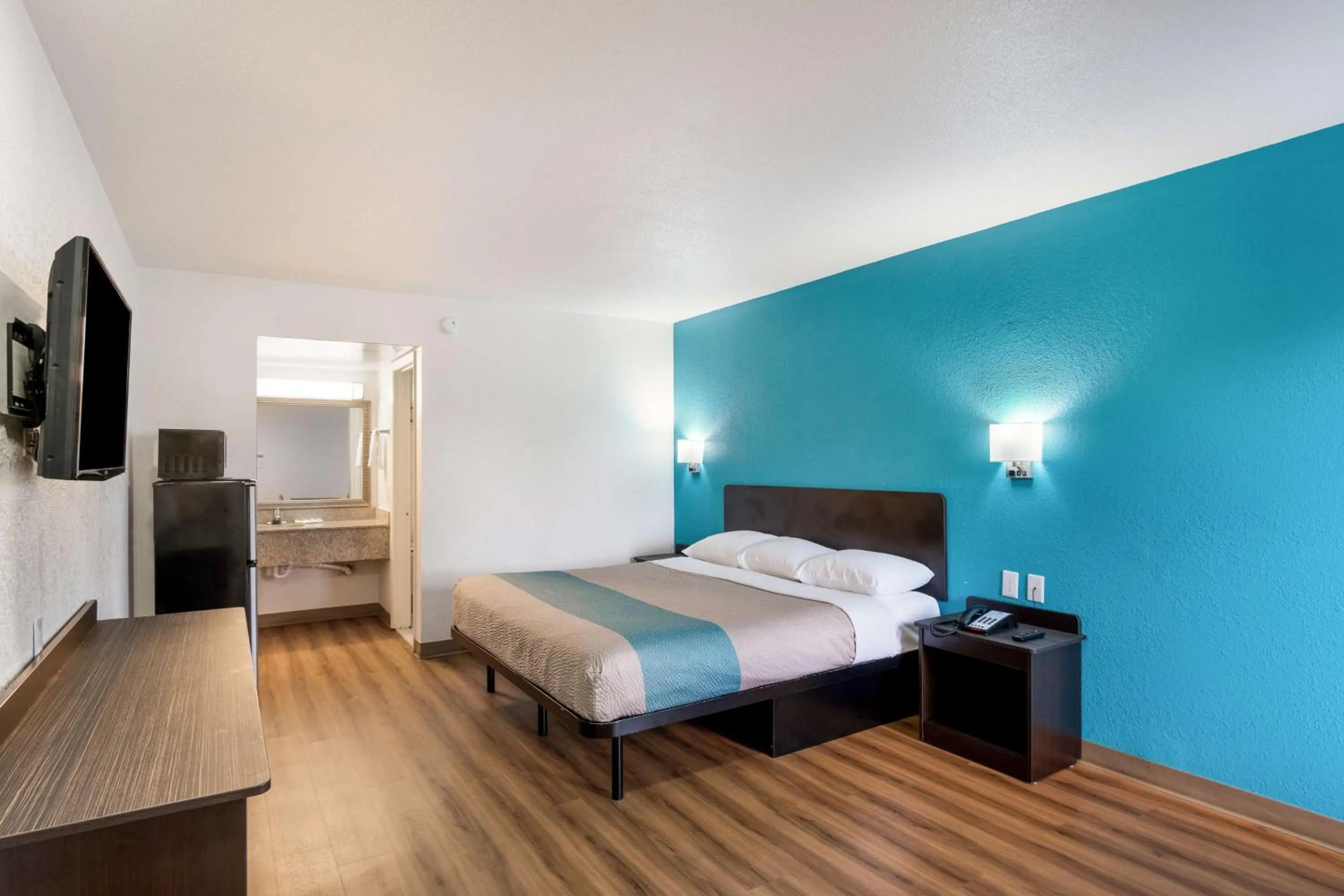 Photo of the whole room, Bed in Motel 6-Lexington, KY - Airport