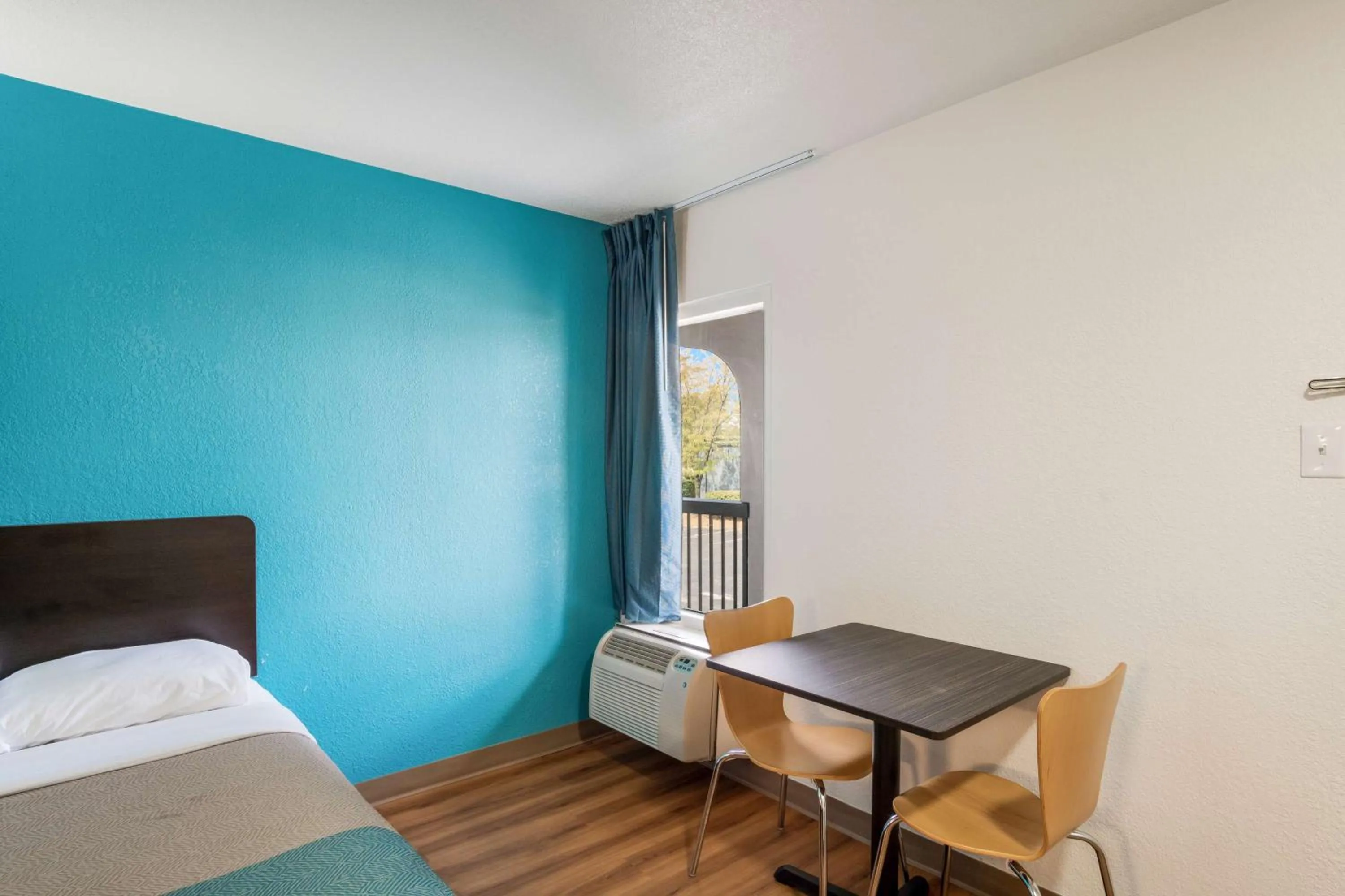 Photo of the whole room, Bed in Motel 6-Lexington, KY - Airport