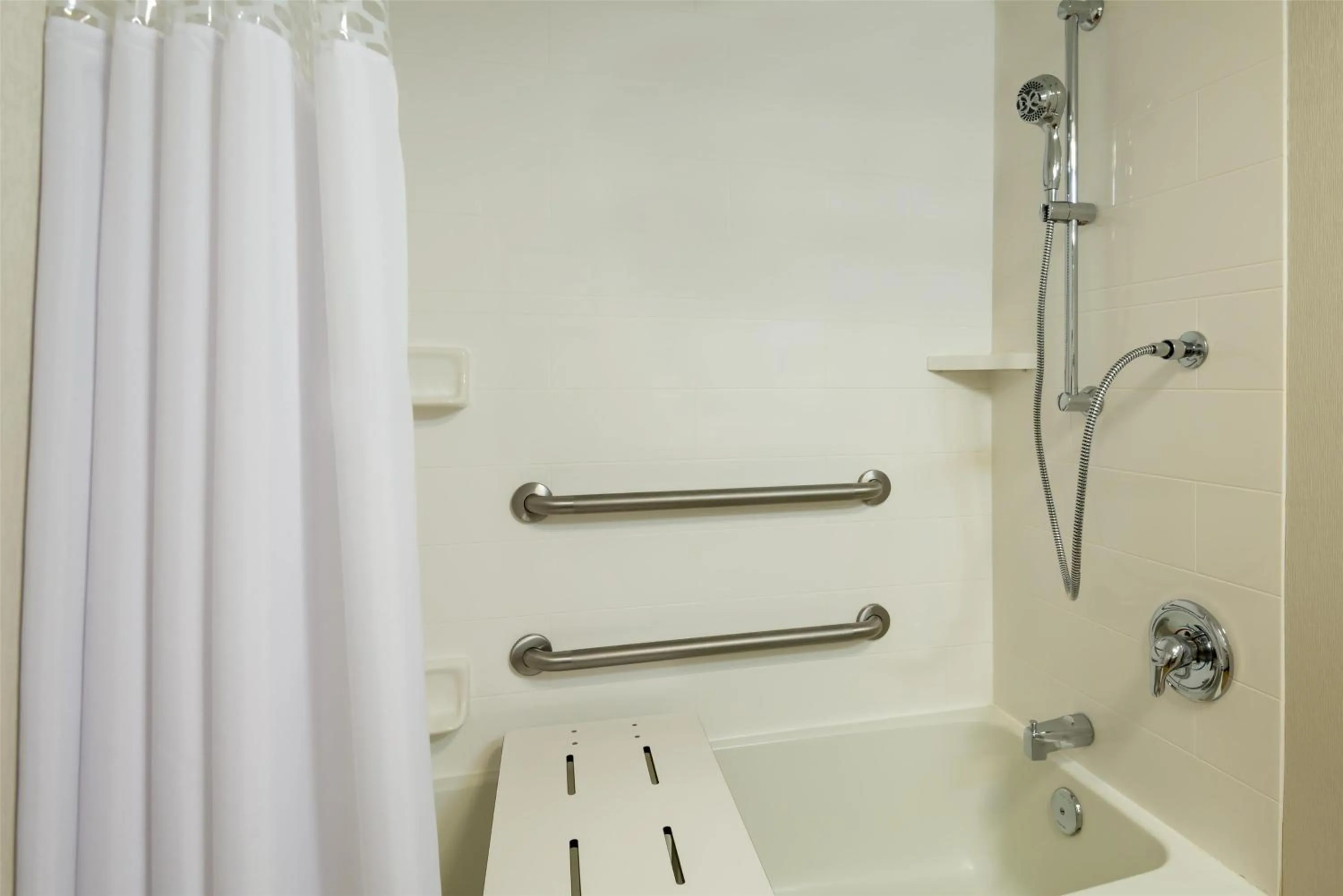 Bathroom in Hampton Inn Buffalo-Airport Galleria Mall