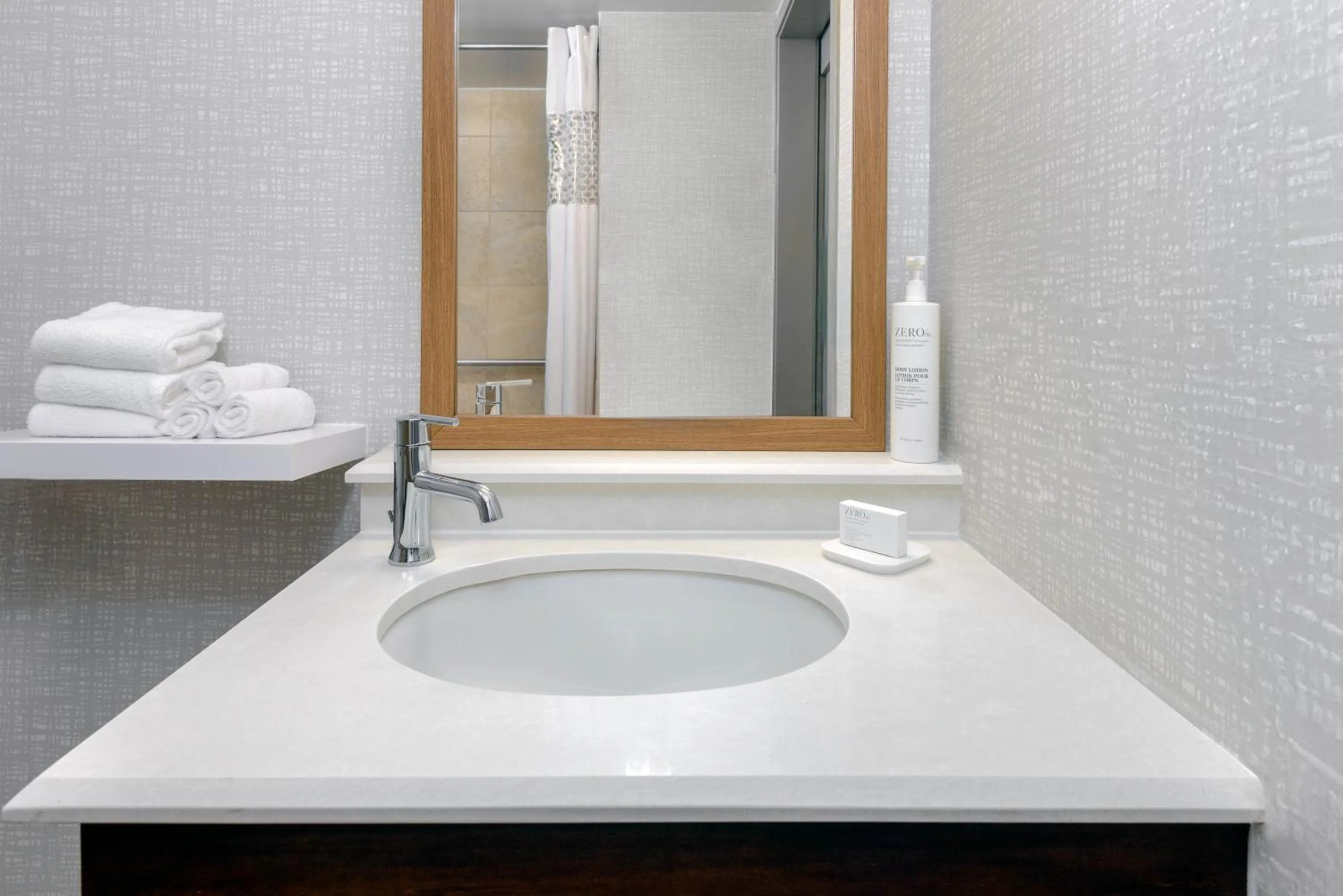 Bathroom in Hampton Inn Buffalo-Airport Galleria Mall