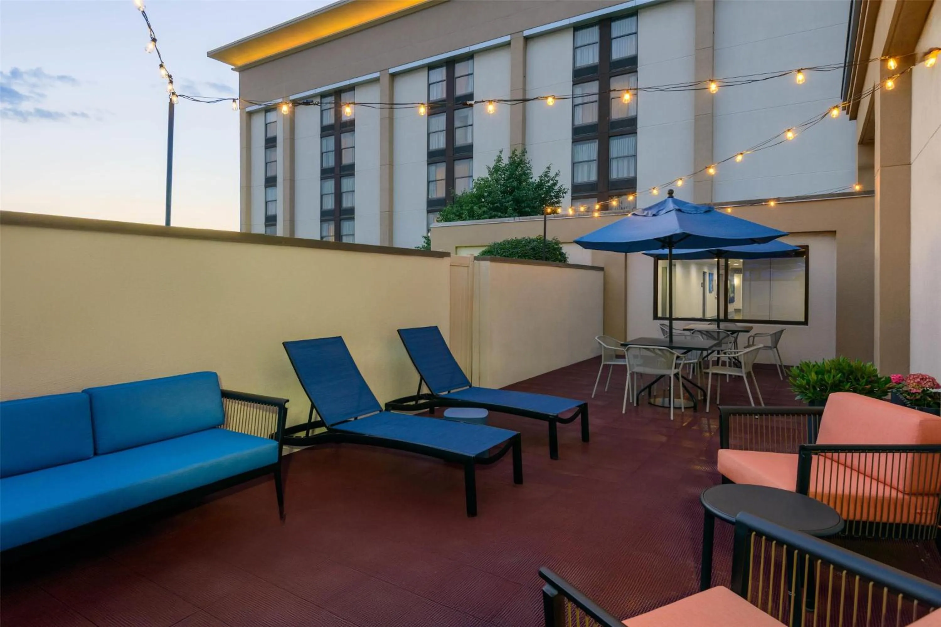 Patio in Hampton Inn Buffalo-Airport Galleria Mall