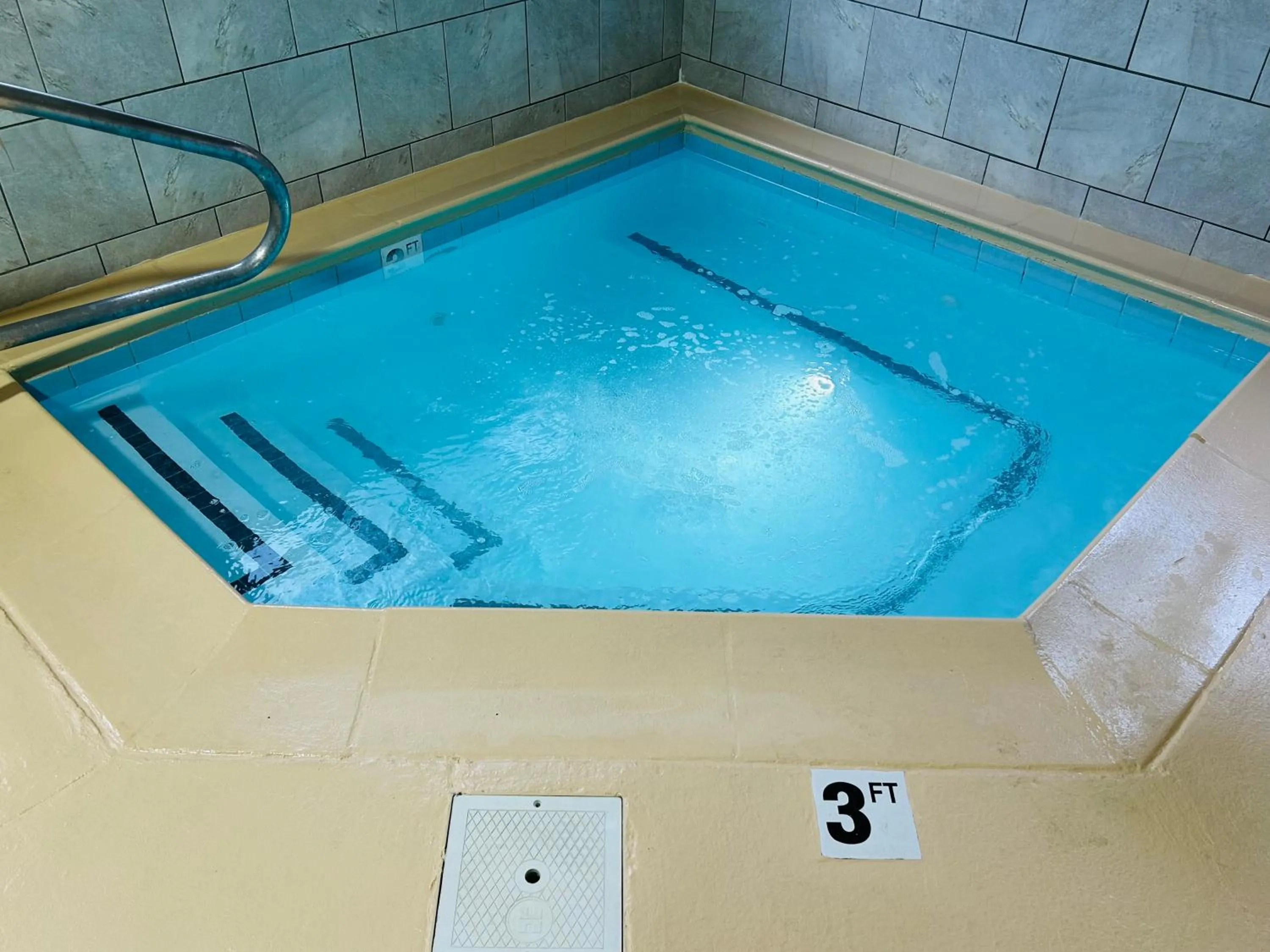 Swimming pool in Comfort Suites Georgetown