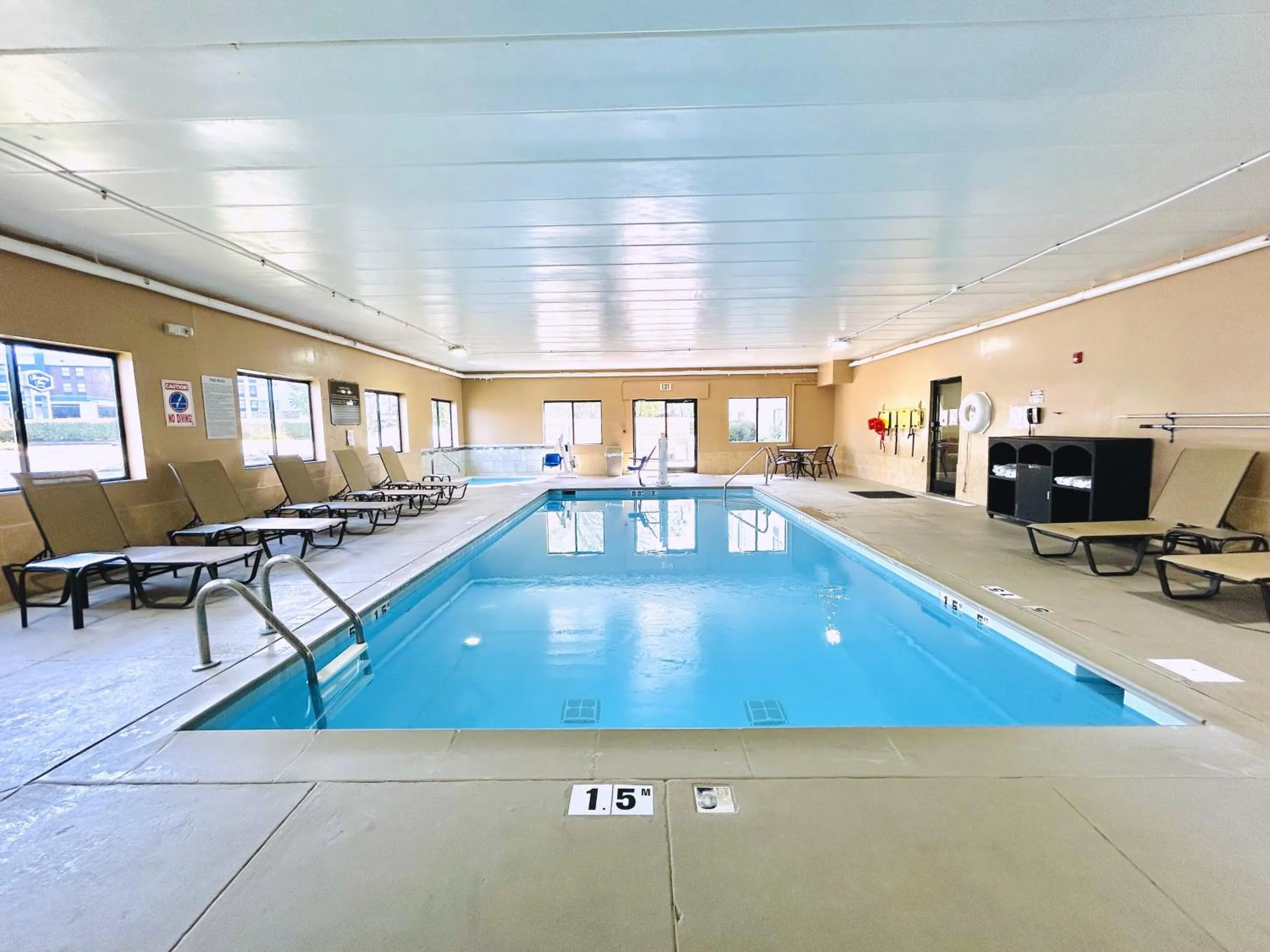 Swimming pool in Comfort Suites Georgetown