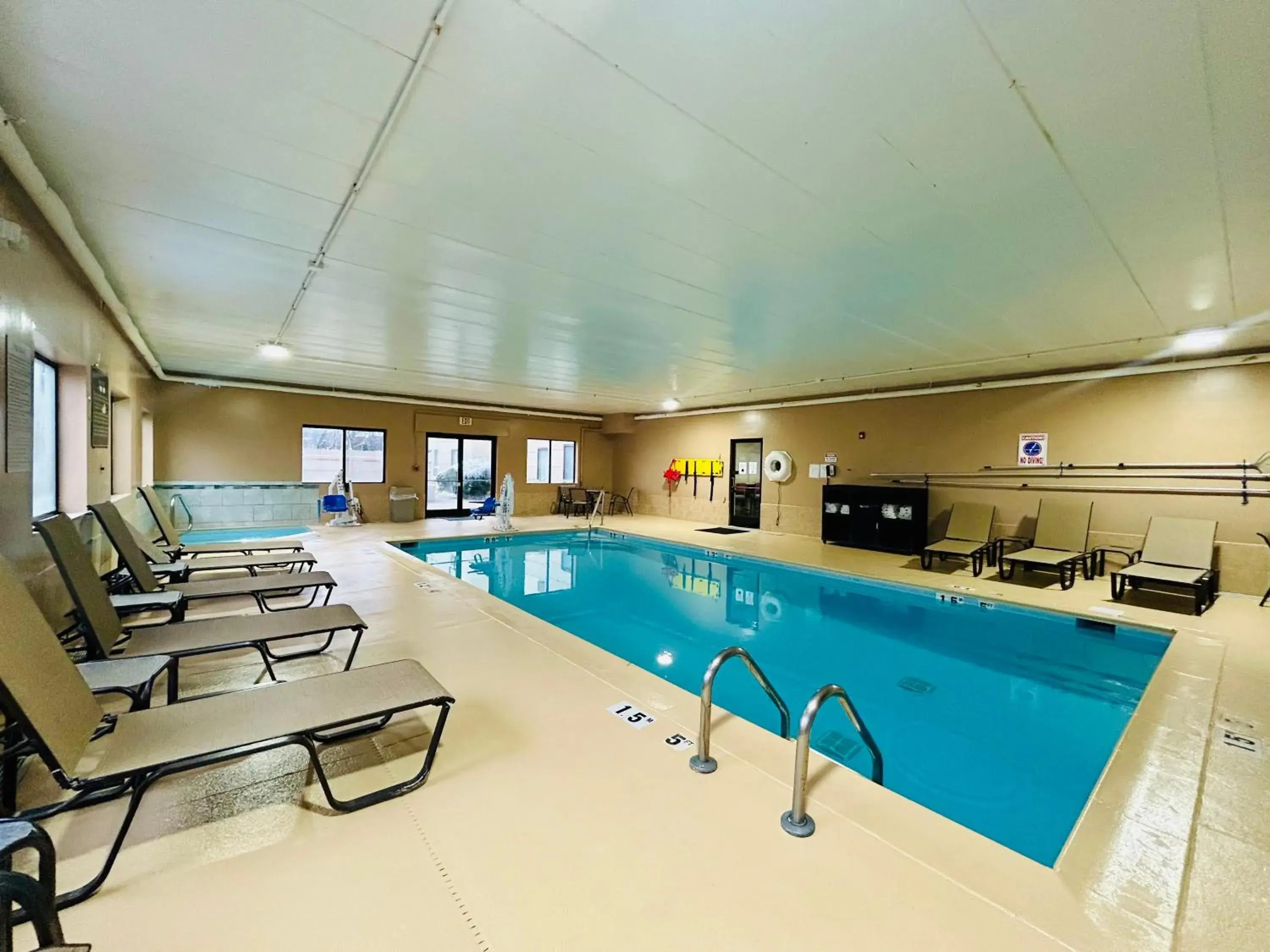 Swimming pool in Comfort Suites Georgetown Swimming pool in Comfort Suites Georgetown