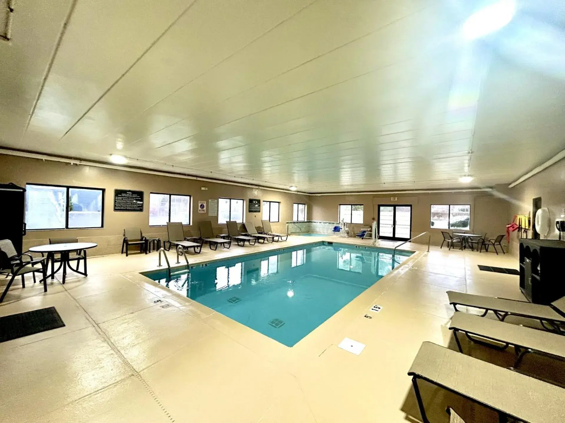 Swimming pool in Comfort Suites Georgetown Swimming pool in Comfort Suites Georgetown