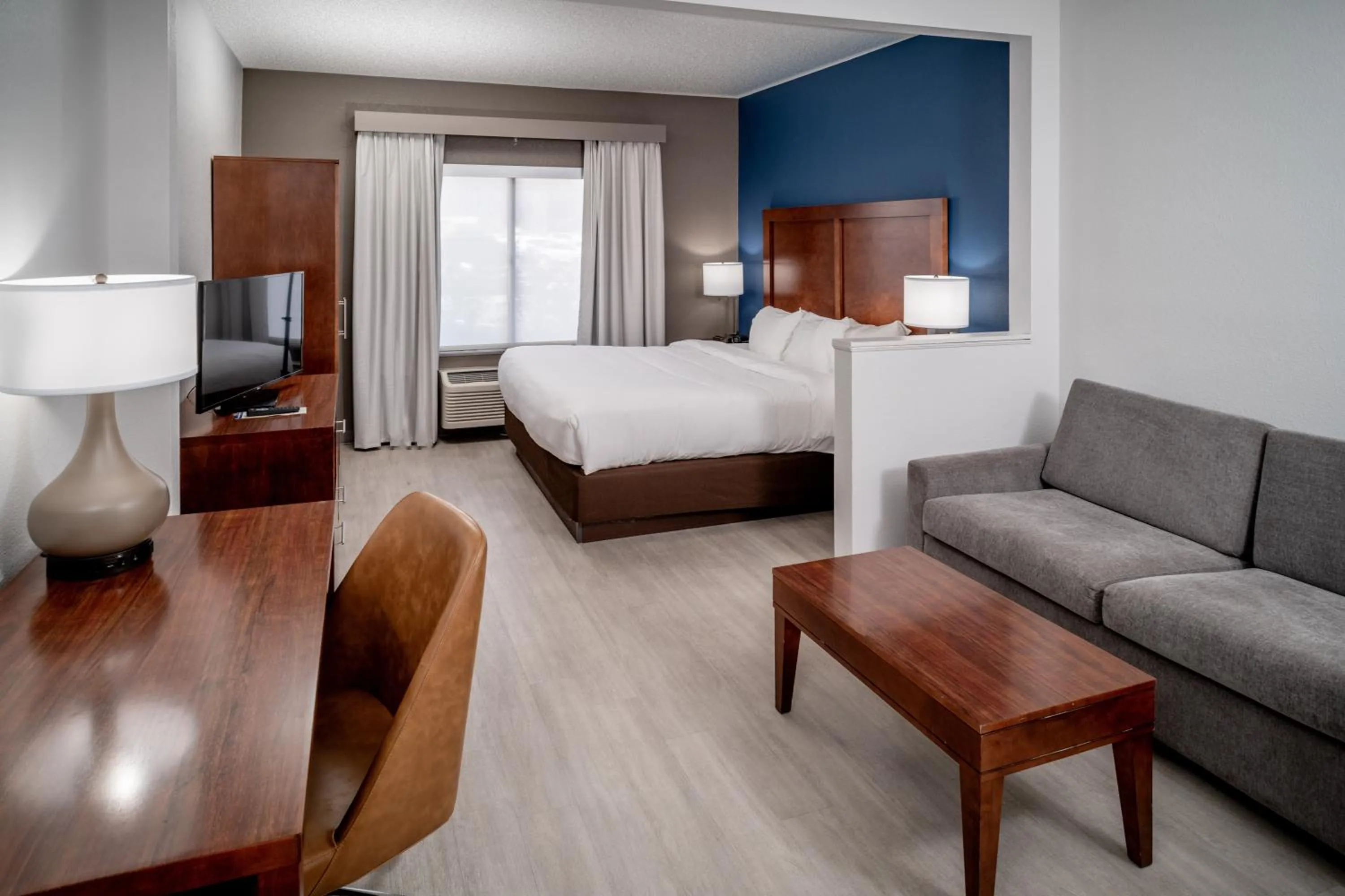 Seating area, Bed in Comfort Suites Prestonsburg West