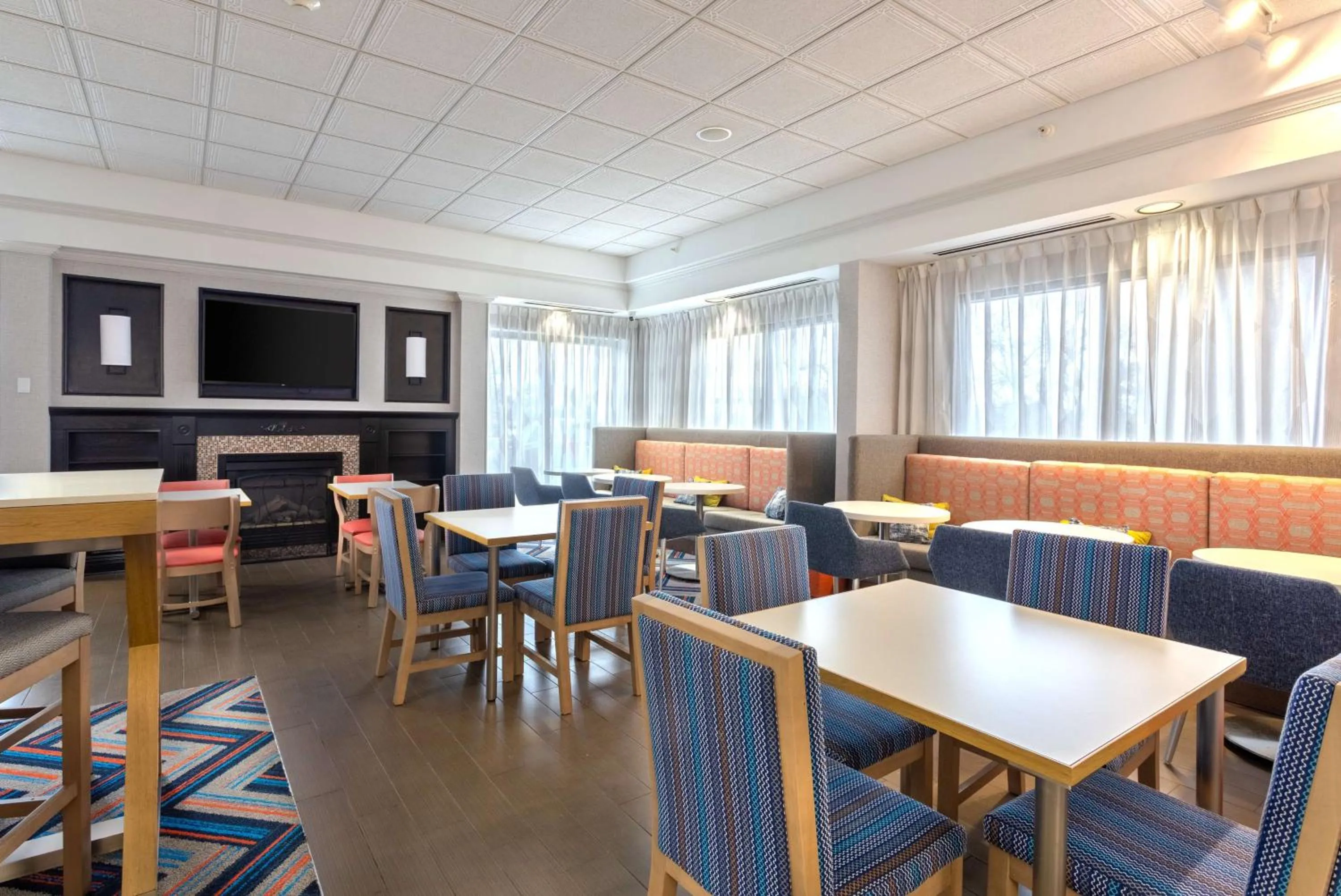 Communal lounge/ TV room in Hampton Inn Buffalo-South/I-90