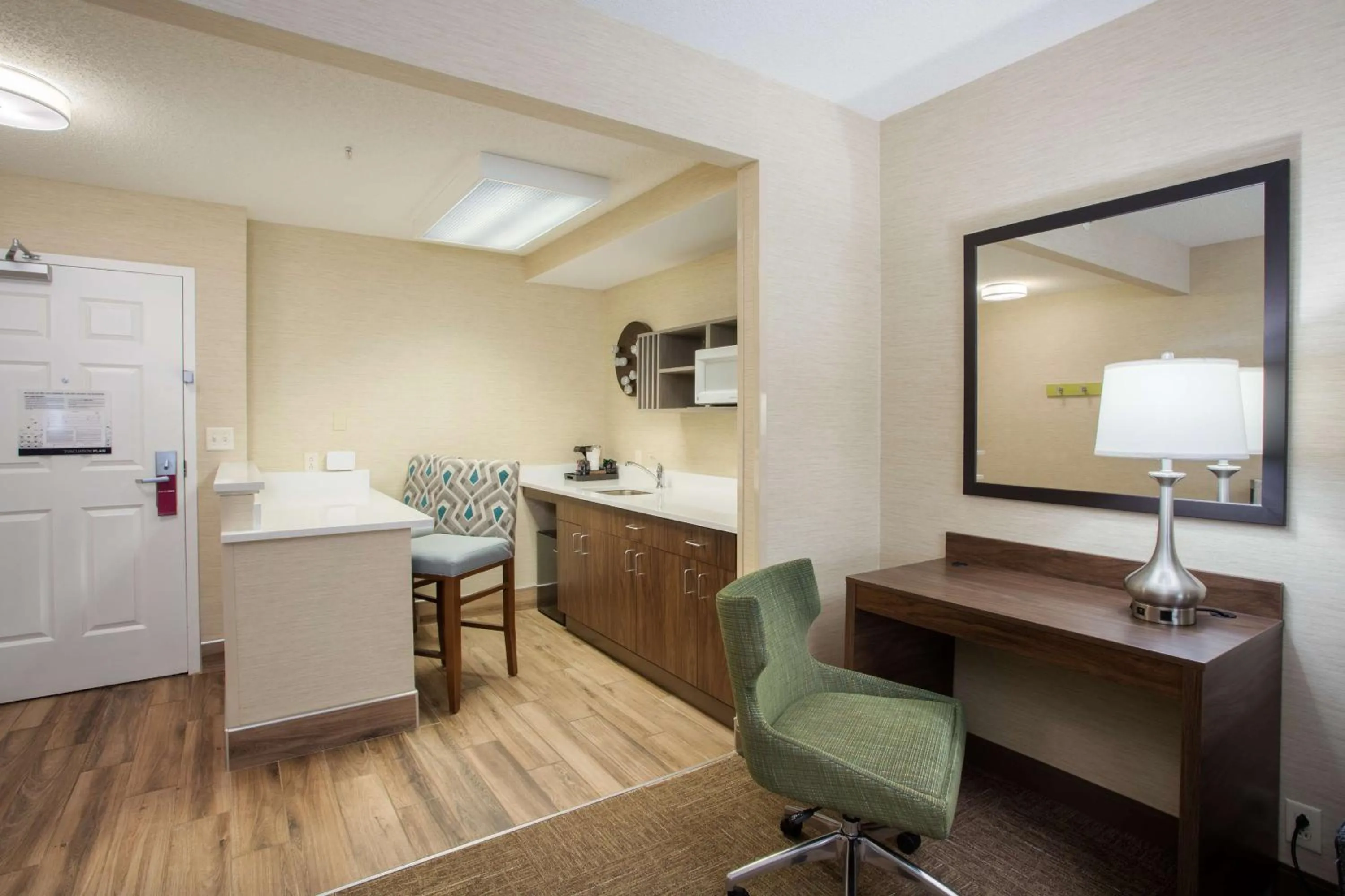 Bedroom in Hampton Inn Buffalo-South/I-90