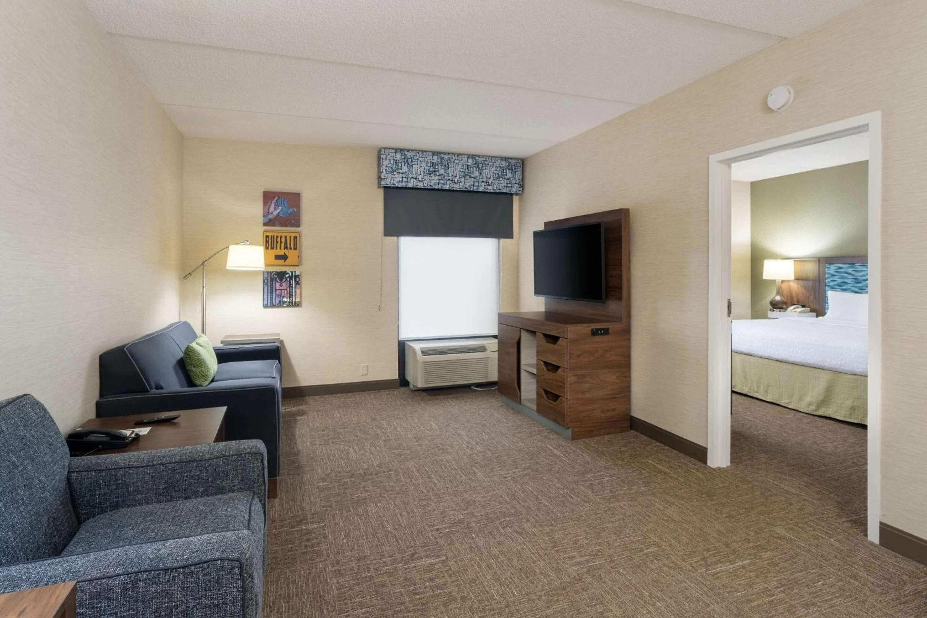 Bedroom in Hampton Inn Buffalo-South/I-90