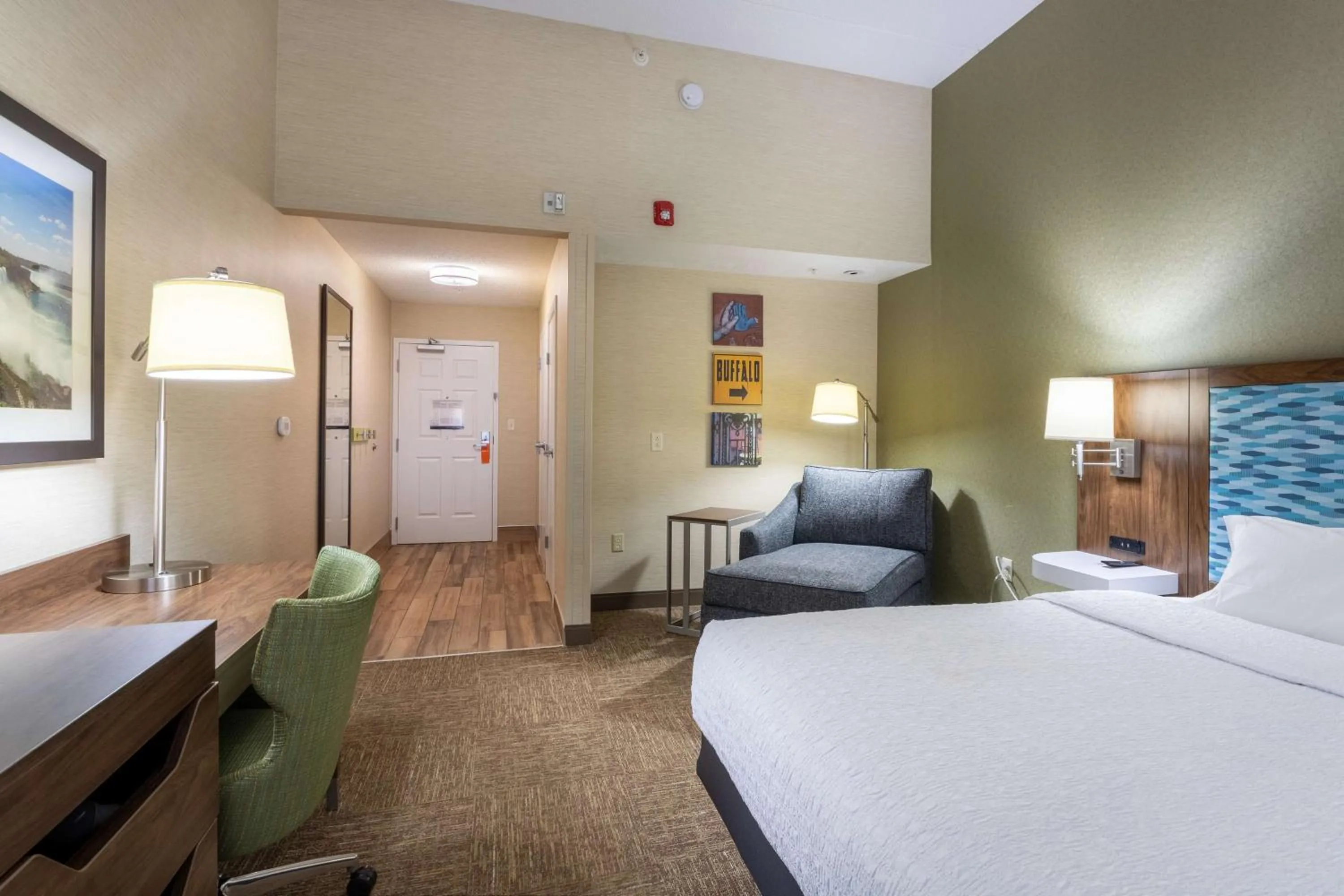 Photo of the whole room, Bed in Hampton Inn Buffalo-South/I-90